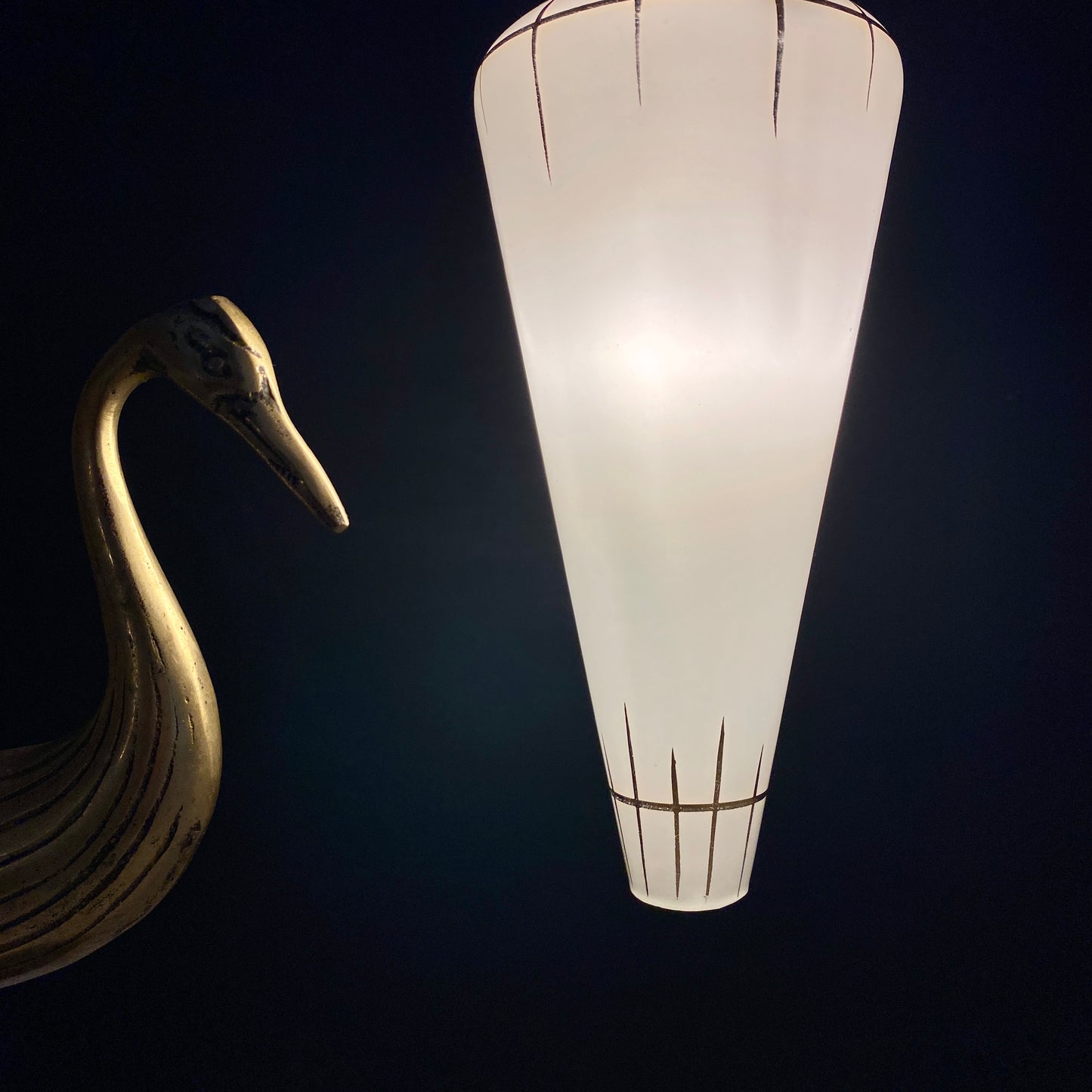 Suspension tulipe vintage art déco en opaline blanche et dorée