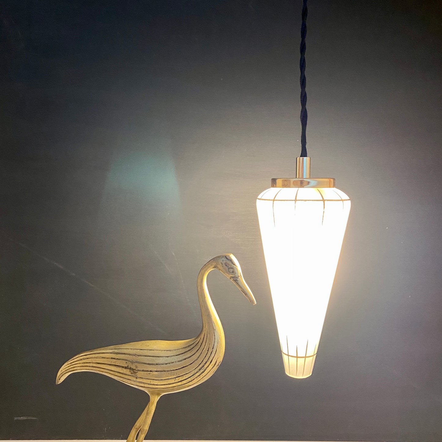 Suspension tulipe vintage art déco en opaline blanche et dorée