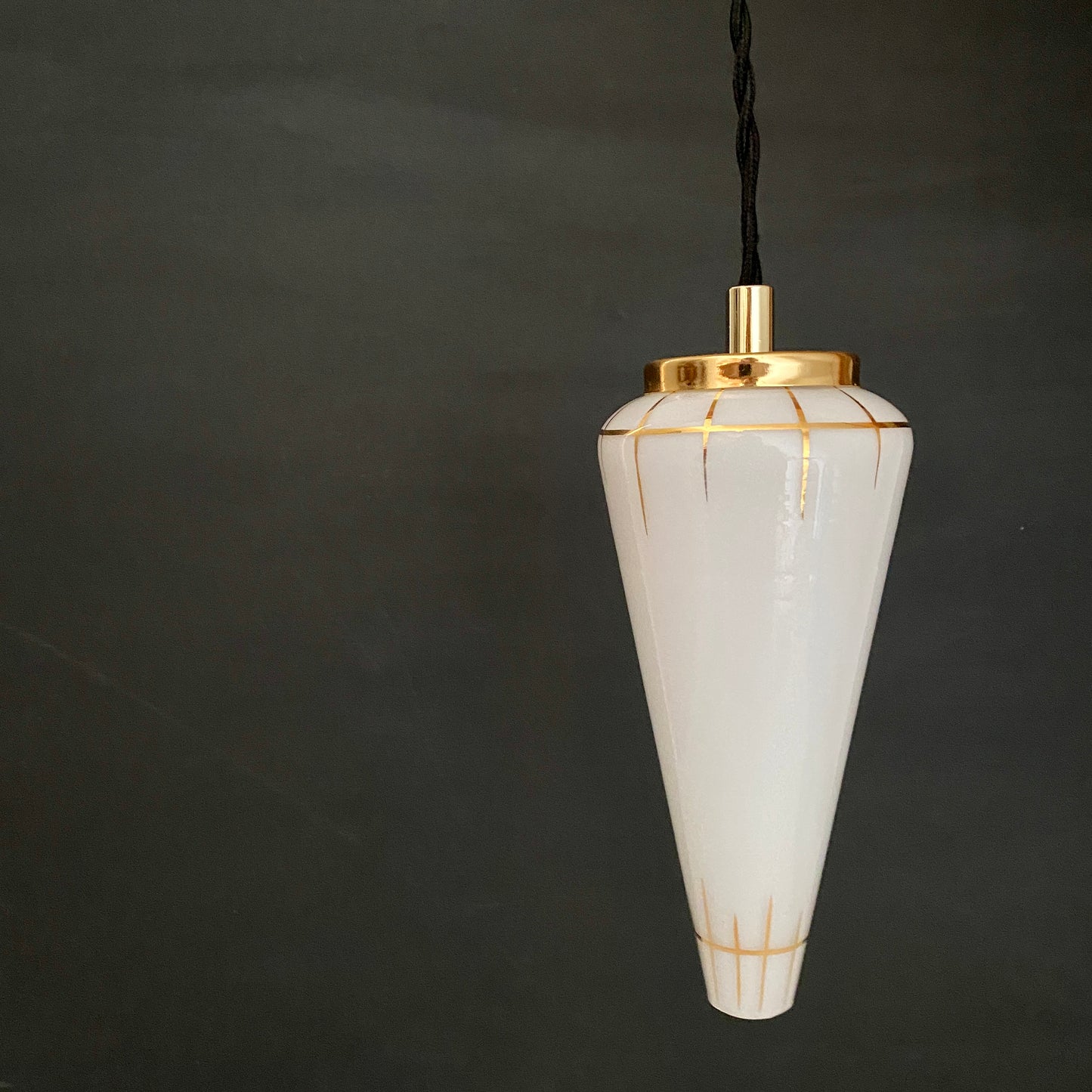 Suspension tulipe vintage art déco en opaline blanche et dorée