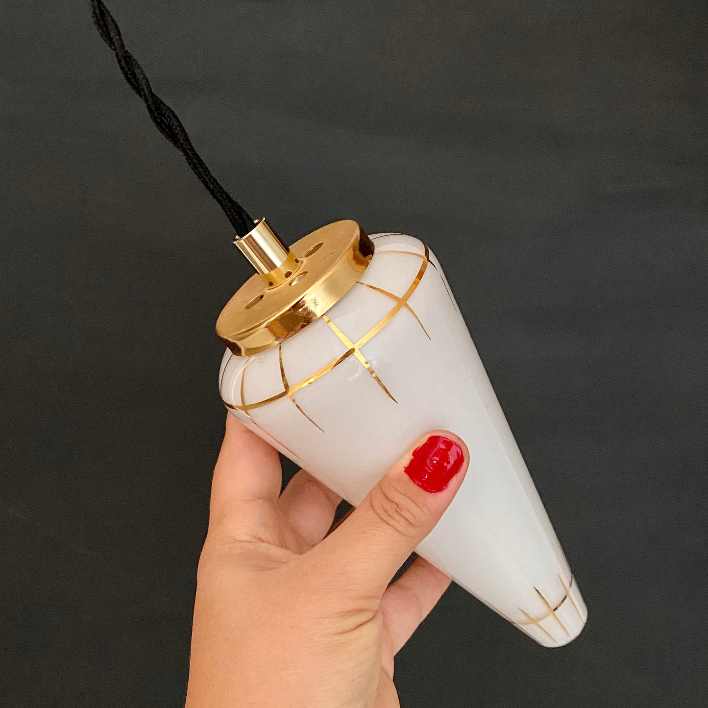 Suspension tulipe vintage art déco en opaline blanche et dorée