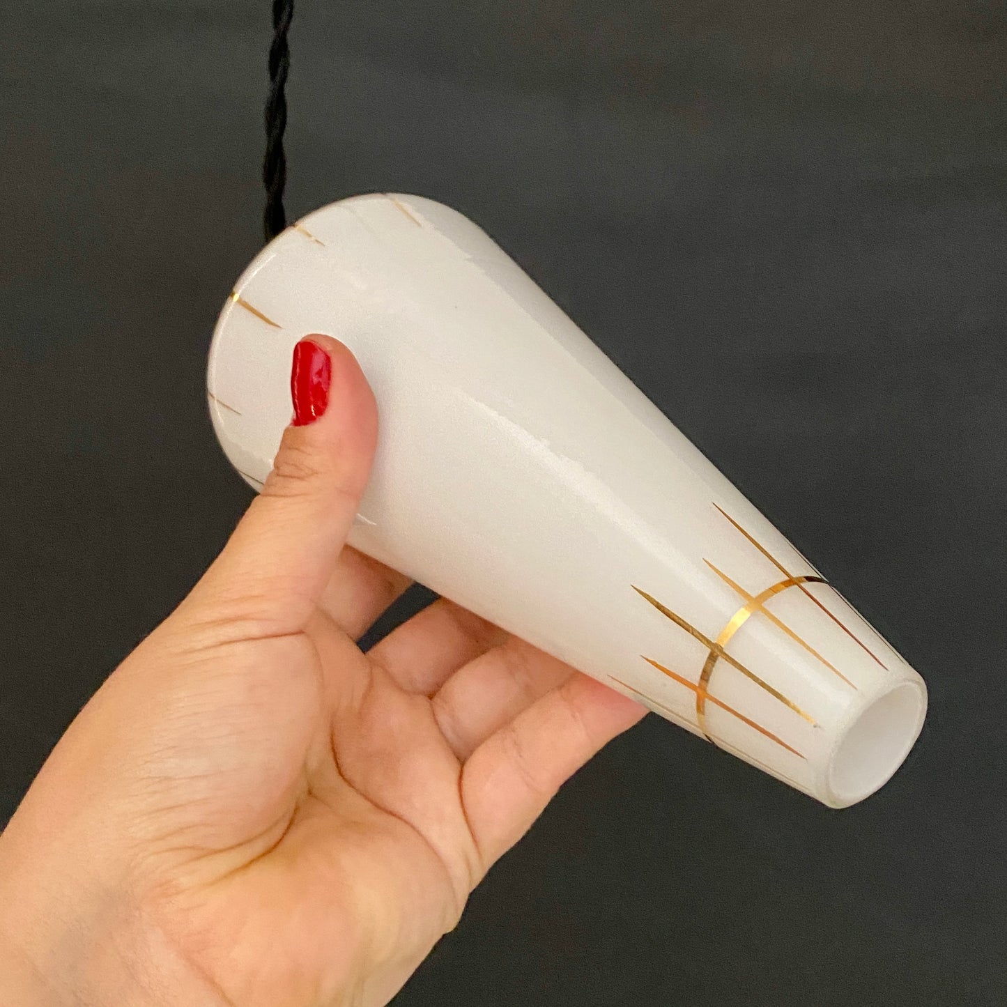 Suspension tulipe vintage art déco en opaline blanche et dorée