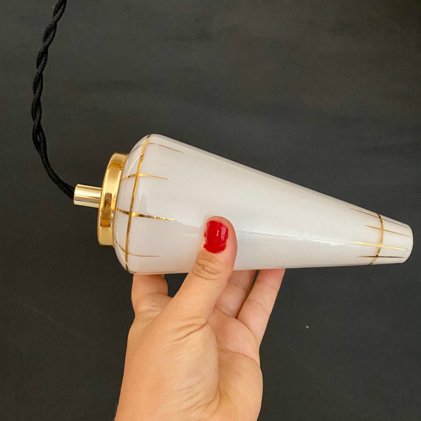 Suspension tulipe vintage art déco en opaline blanche et dorée