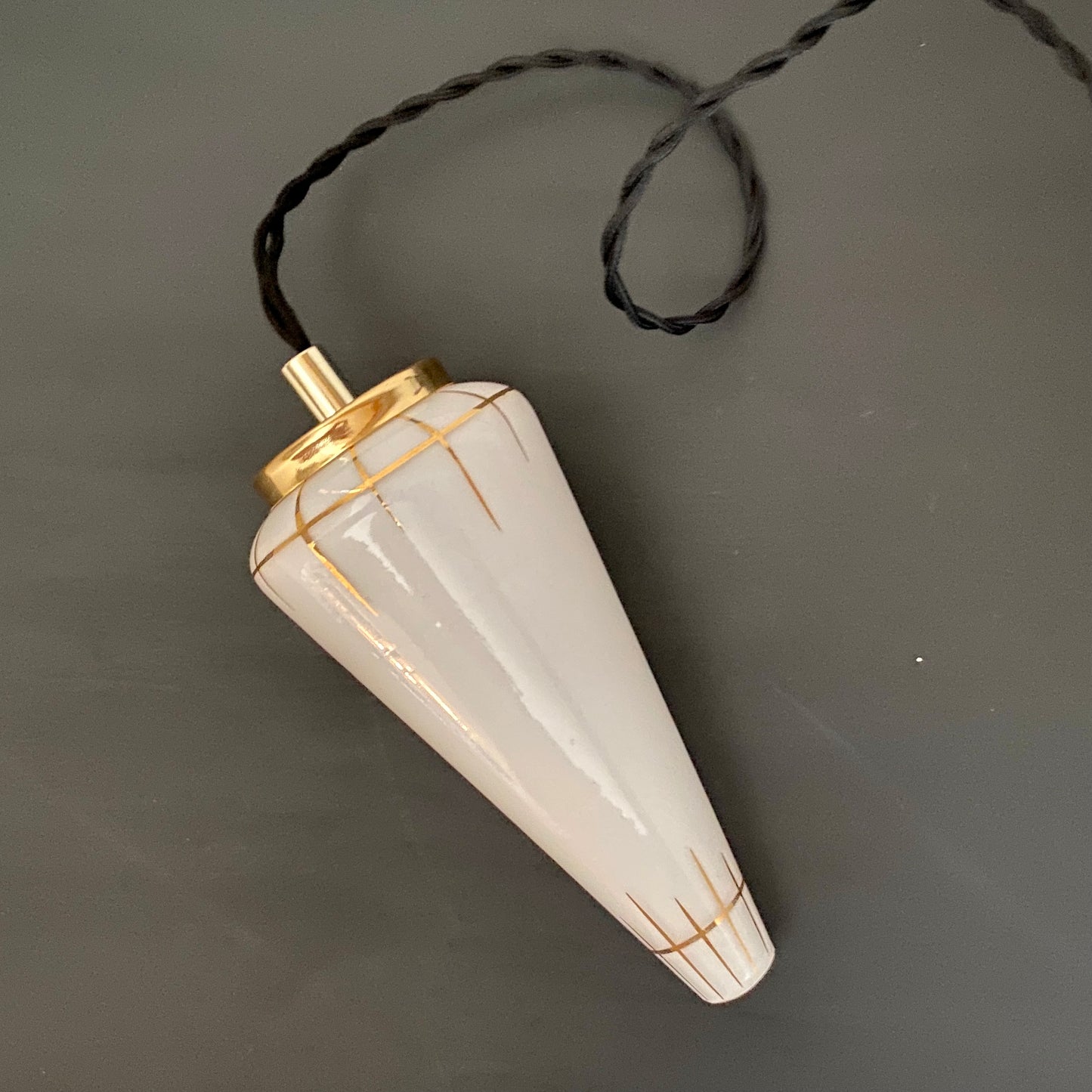 Suspension tulipe vintage art déco en opaline blanche et dorée