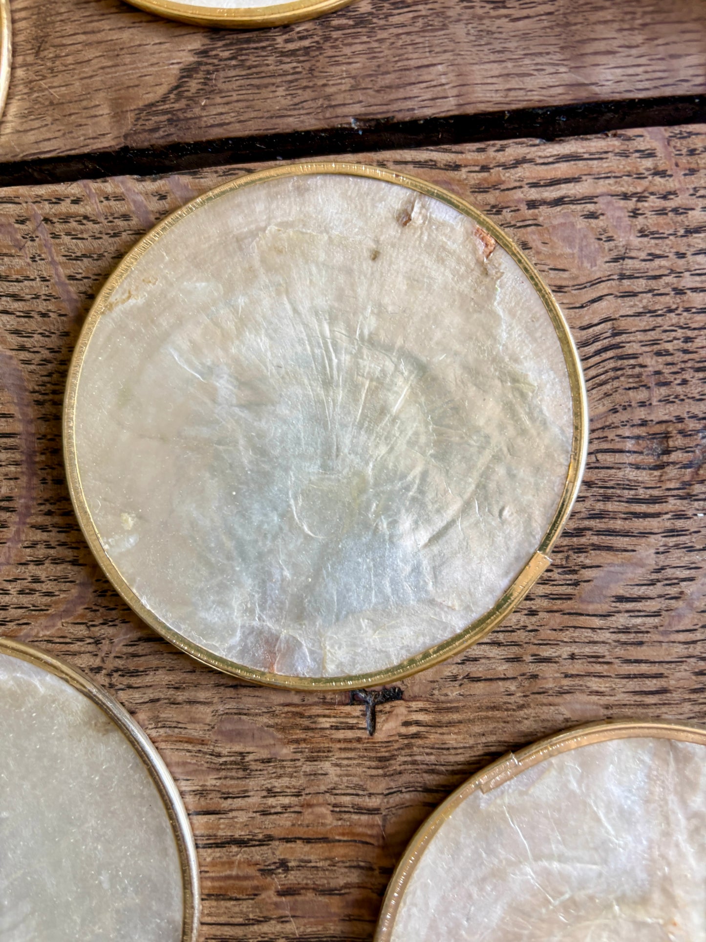 Lot apéritif en nacre, 7 dessous de verre et un plat