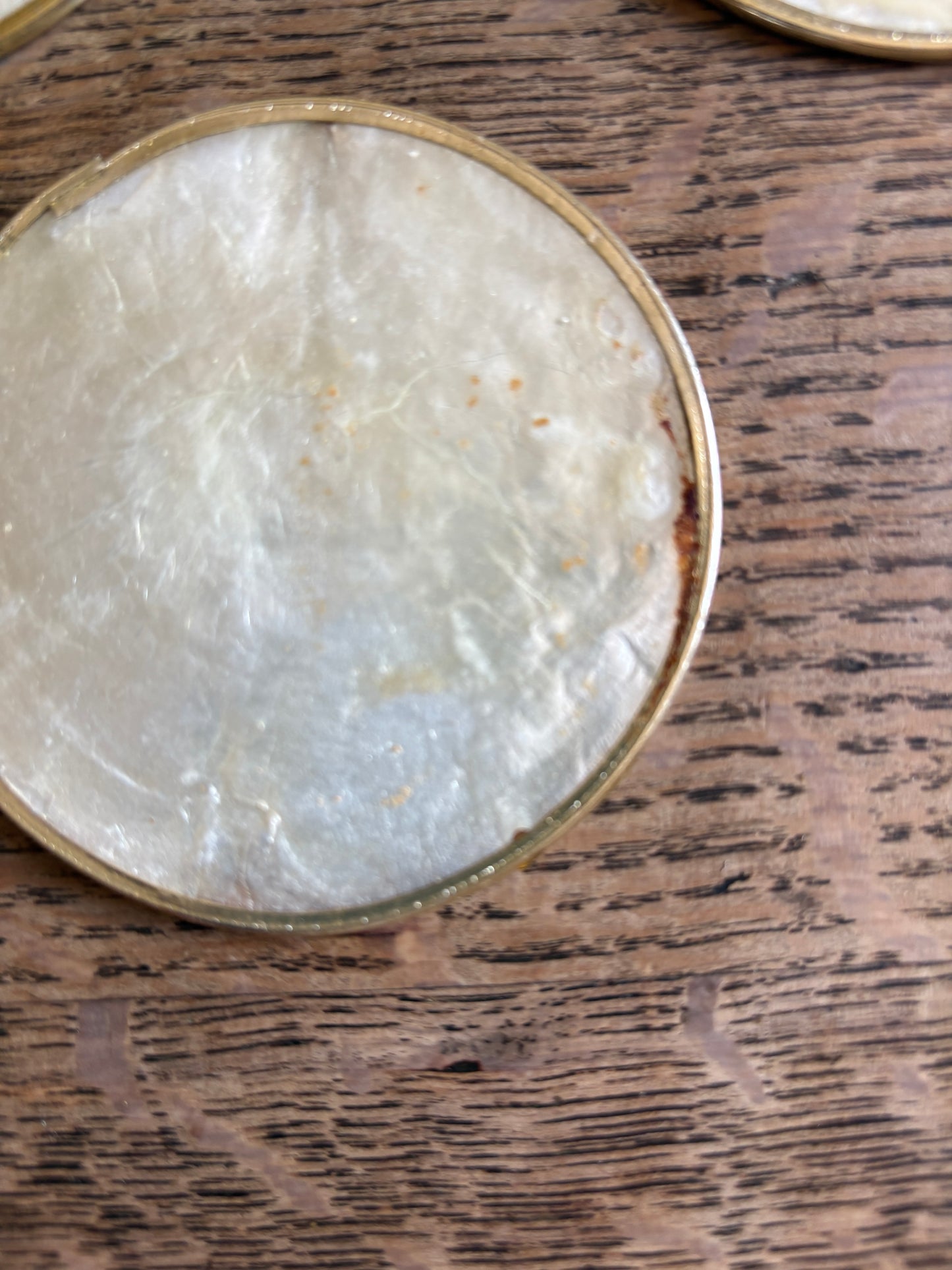 Lot apéritif en nacre, 7 dessous de verre et un plat