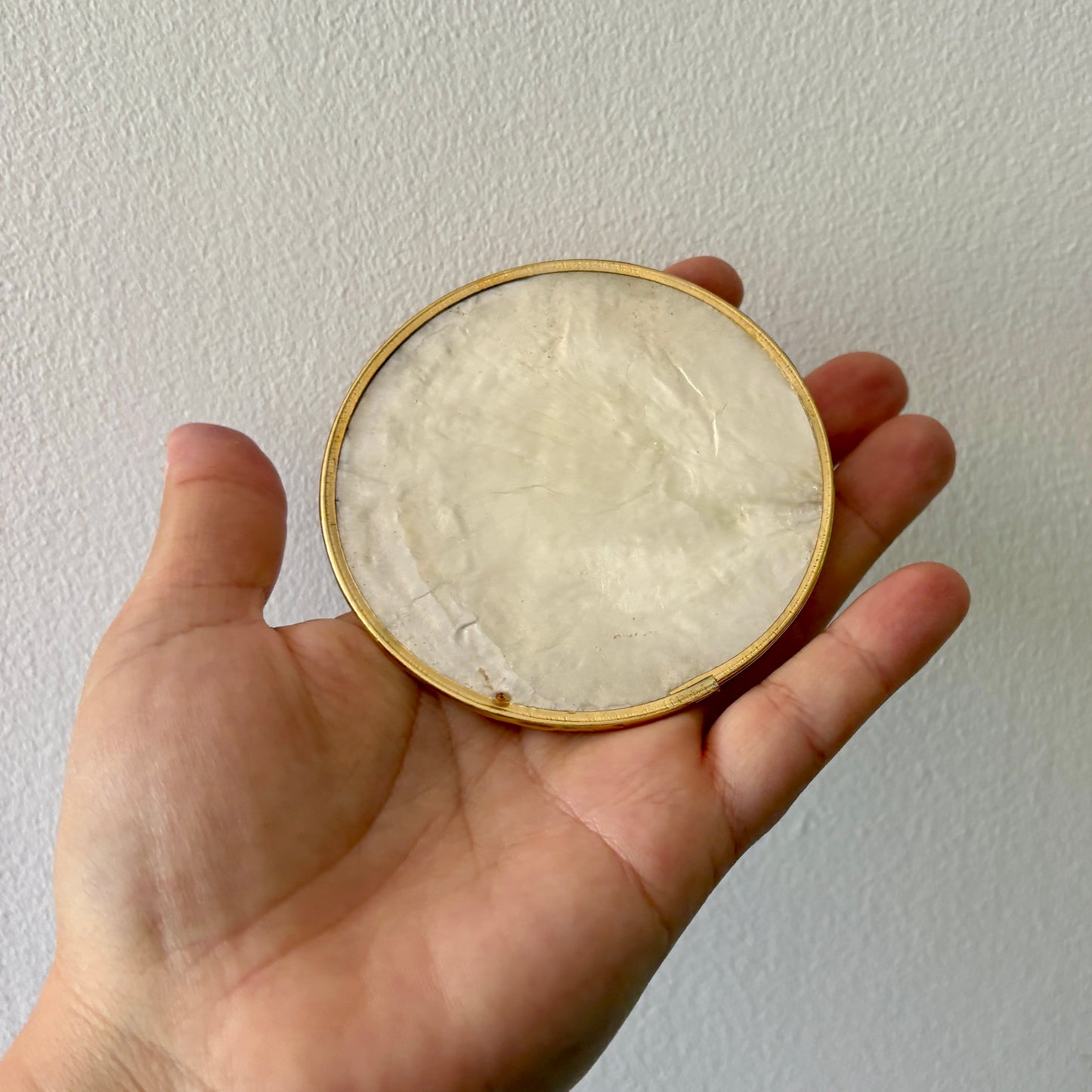 Lot apéritif en nacre, 7 dessous de verre et un plat