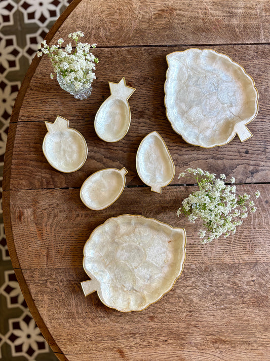 Lot de plats vintage en nacre et laiton