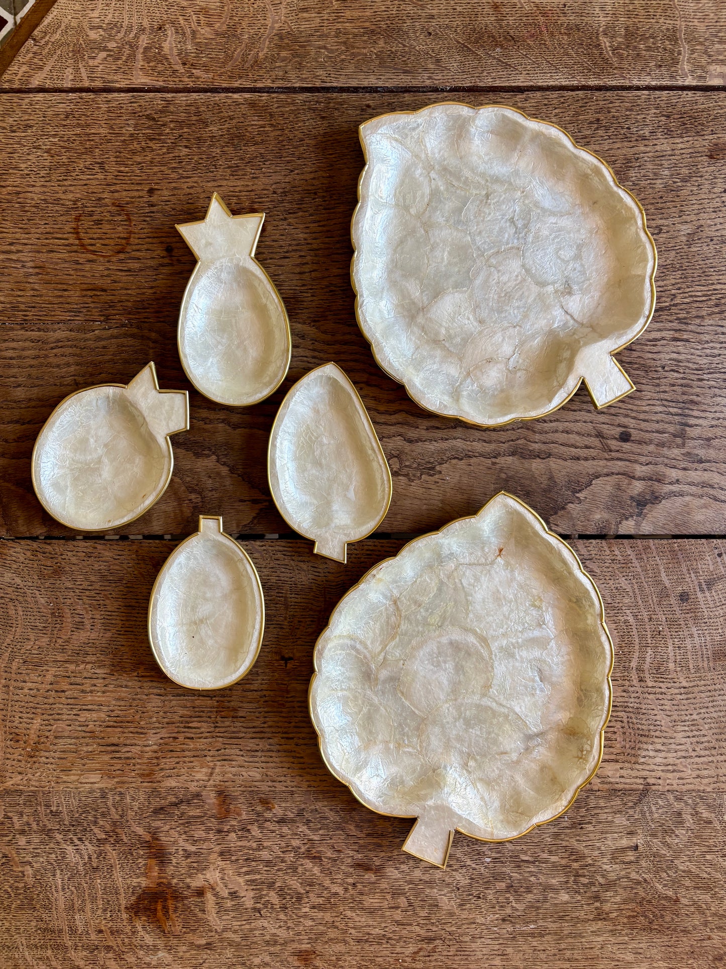 Lot de plats vintage en nacre et laiton