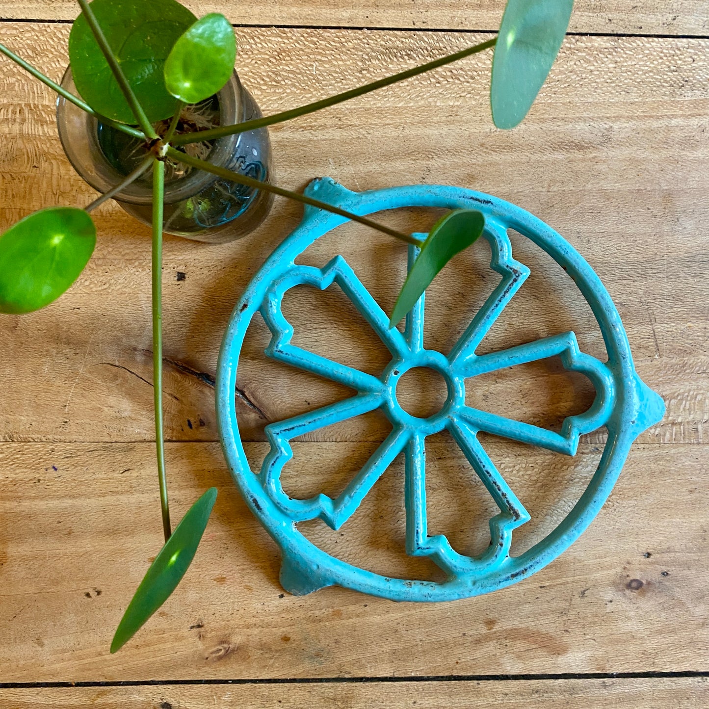 Dessous de plat vintage en fonte bleue ciel