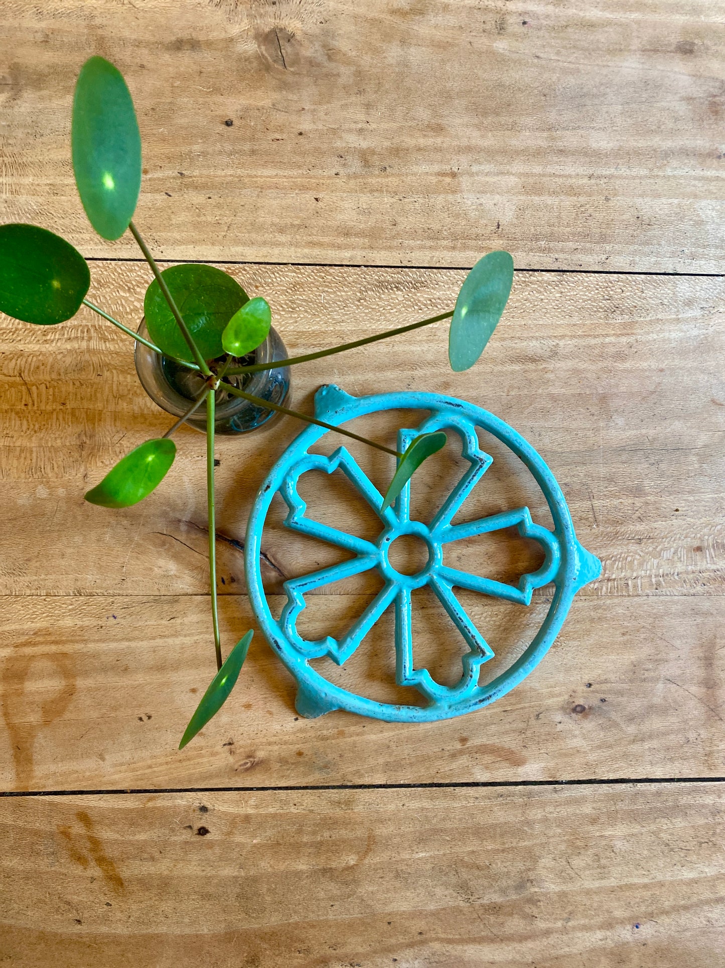 Dessous de plat vintage en fonte bleue ciel