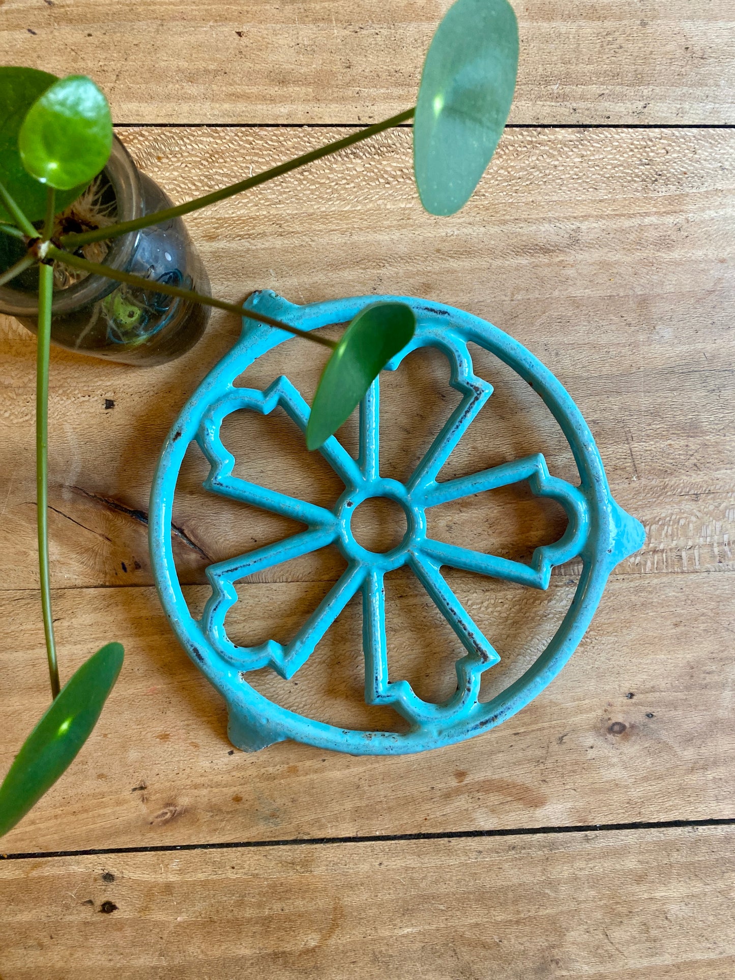 Dessous de plat vintage en fonte bleue ciel