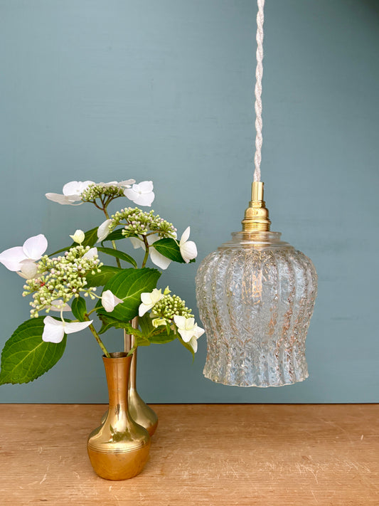 Suspension tulipe vintage en verre moulé transparent