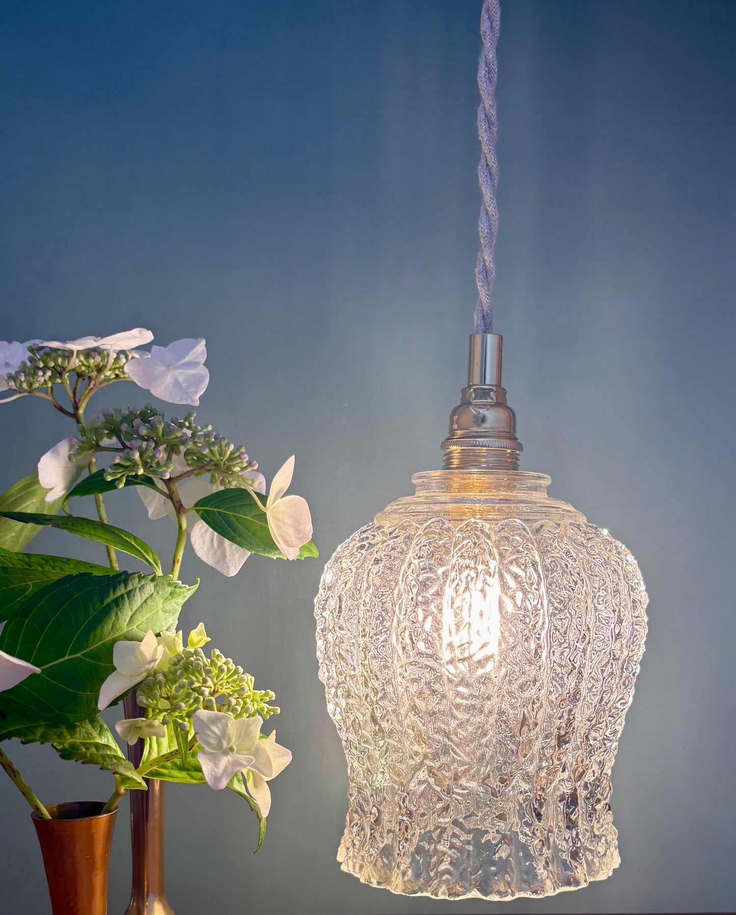 Suspension tulipe vintage en verre moulé transparent