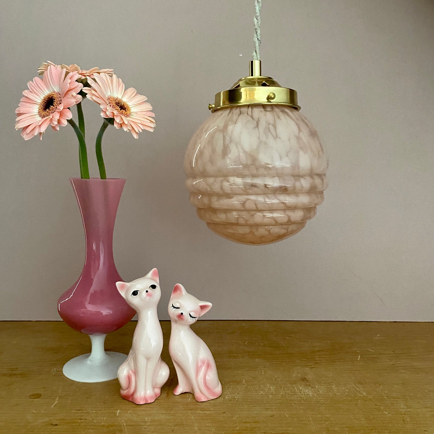 Suspension globe vintage art déco en verre de Clichy rose et doré