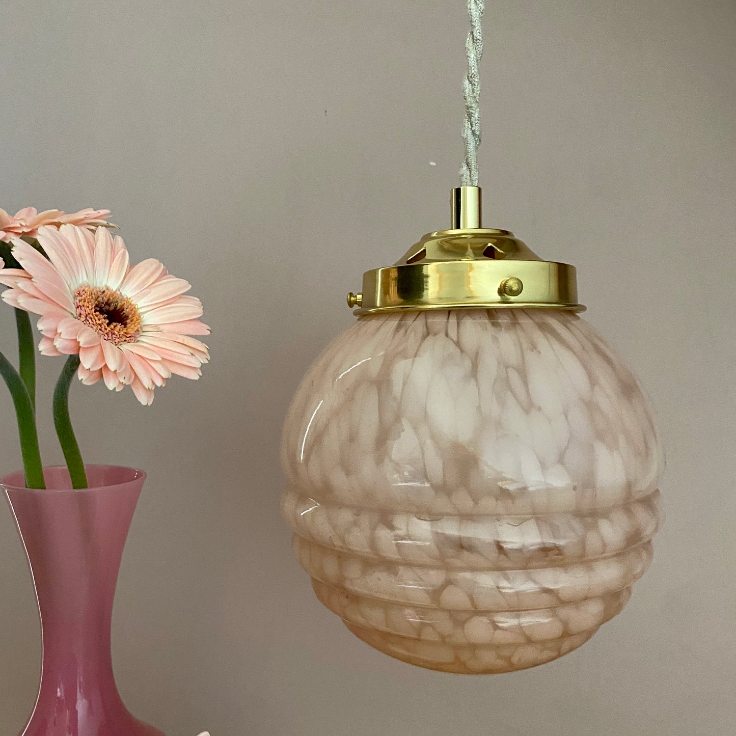 Suspension globe vintage art déco en verre de Clichy rose et doré