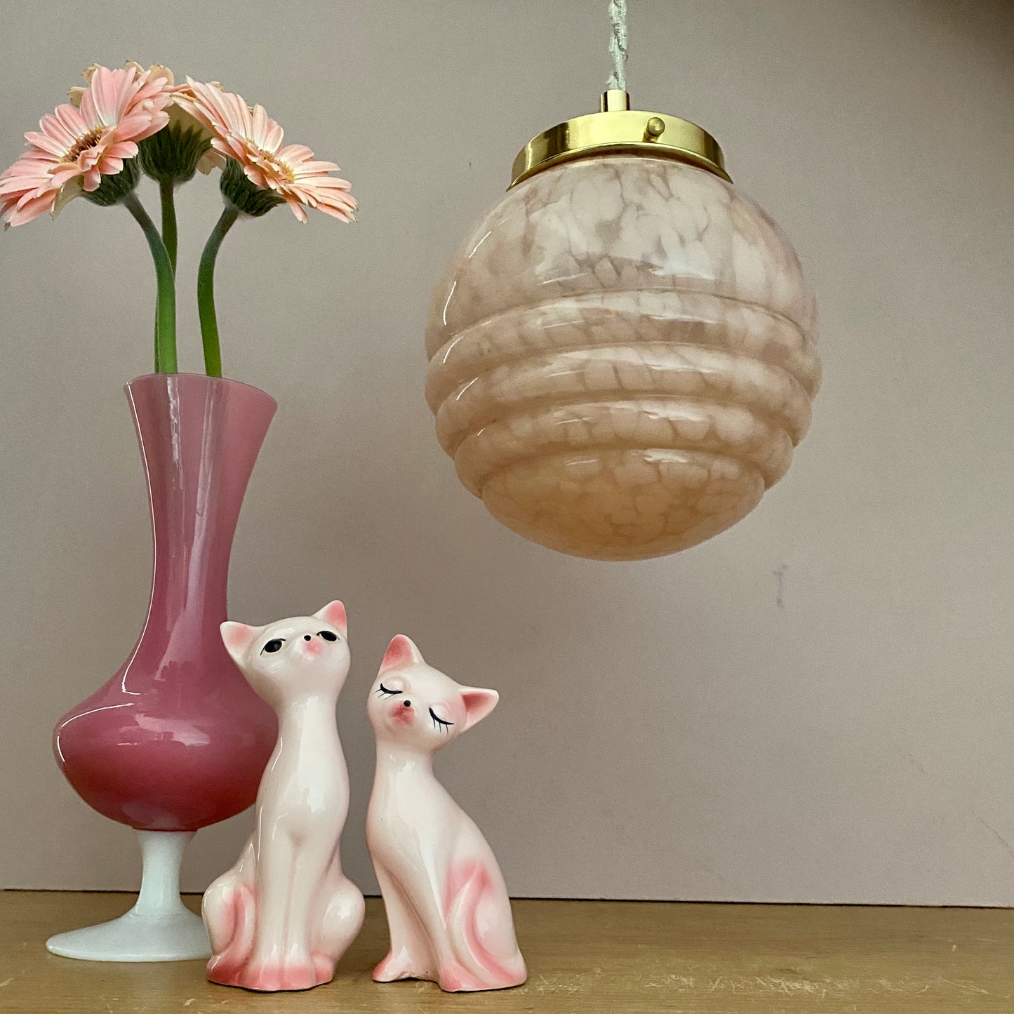 Suspension globe vintage art déco en verre de Clichy rose et doré