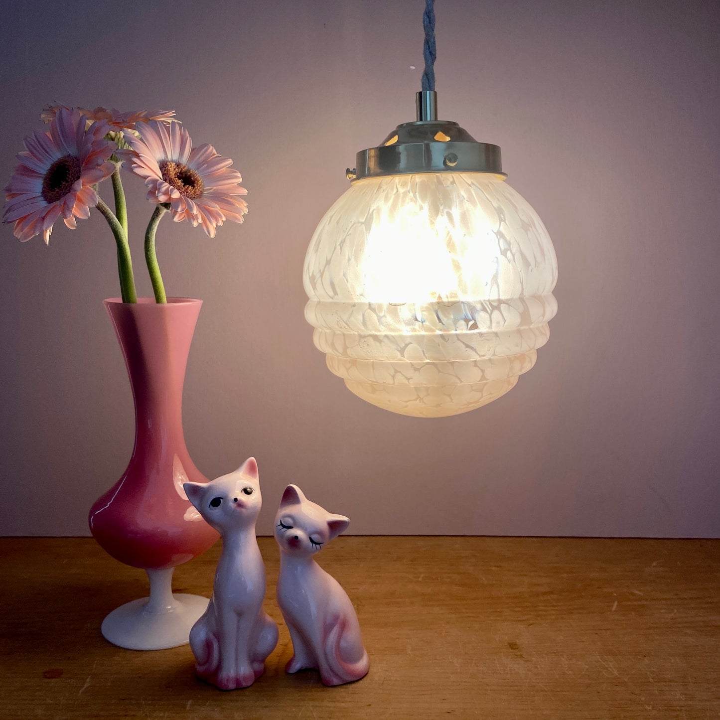 Suspension globe vintage art déco en verre de Clichy rose et doré