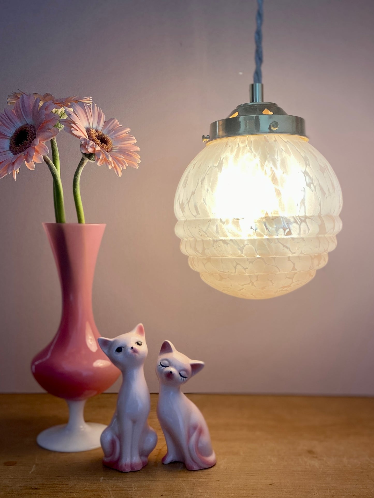 Suspension globe vintage art déco en verre de Clichy rose et doré