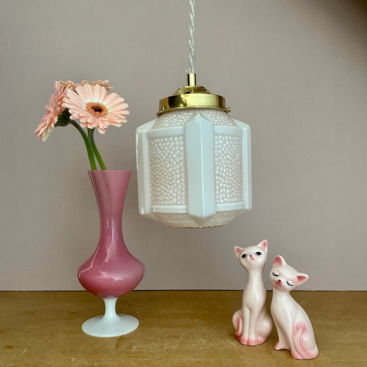 Suspension globe vintage art déco en opaline rose pâle.