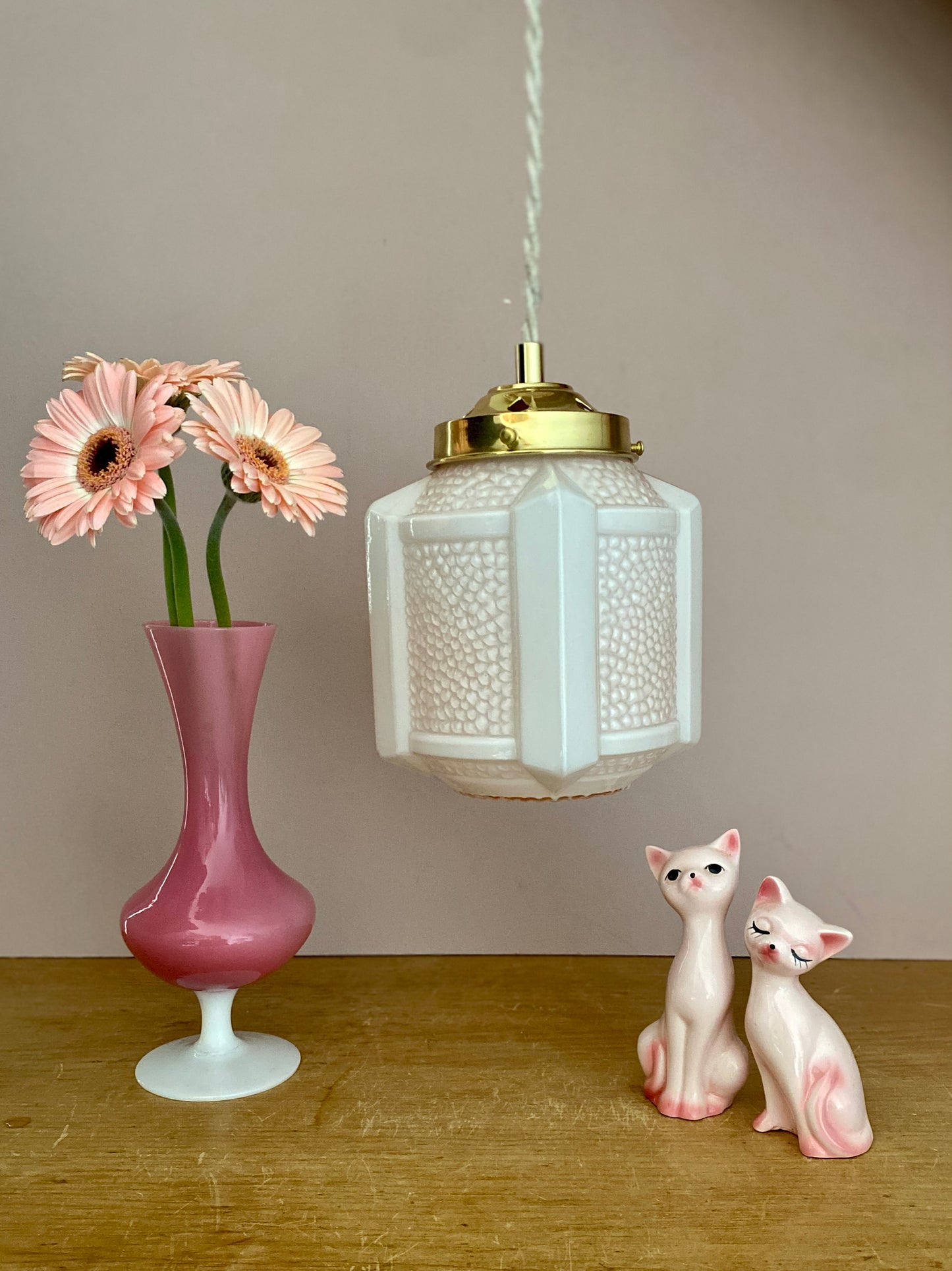 Suspension globe vintage art déco en opaline rose pâle.