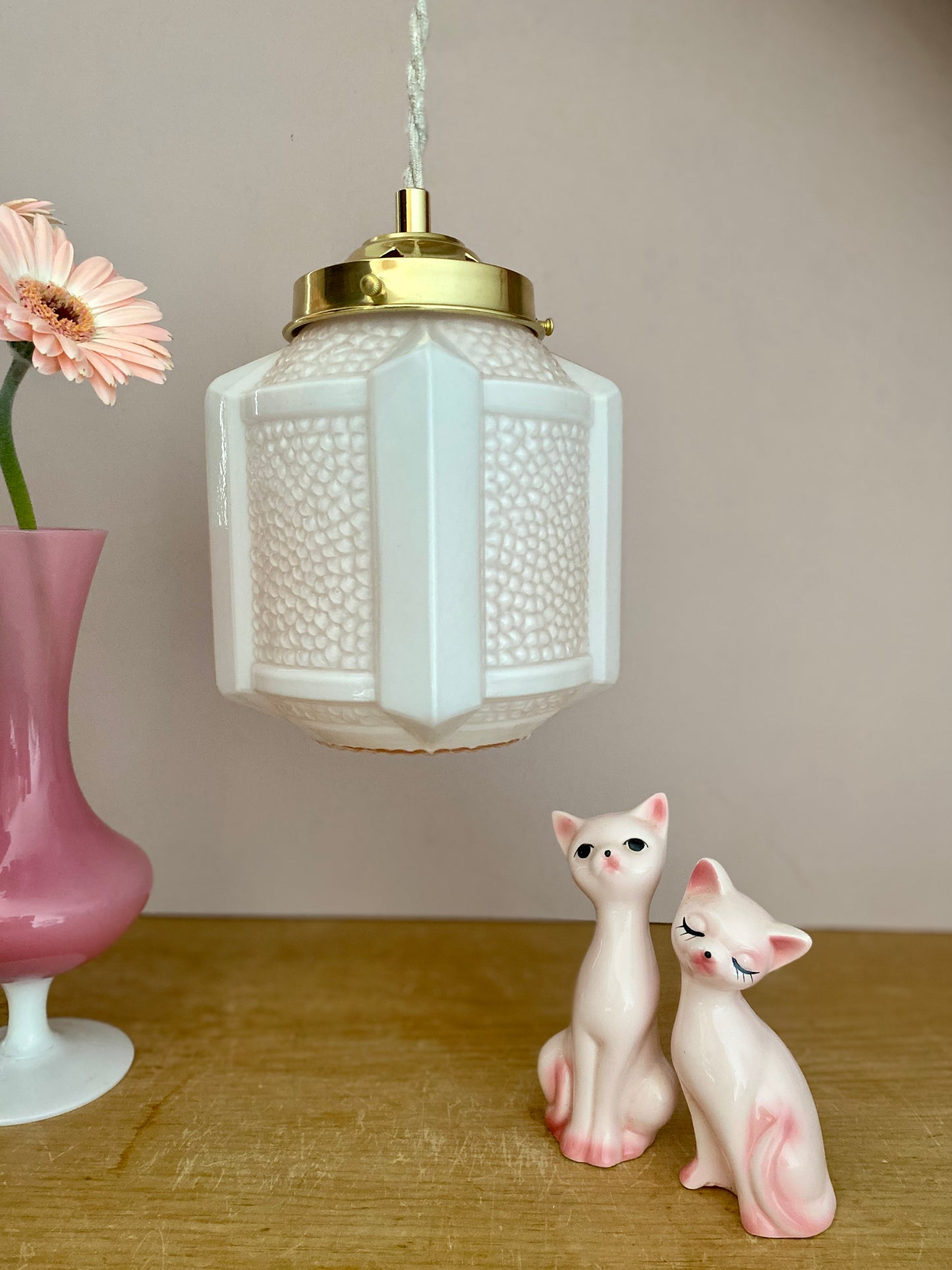 Suspension globe vintage art déco en opaline rose pâle.