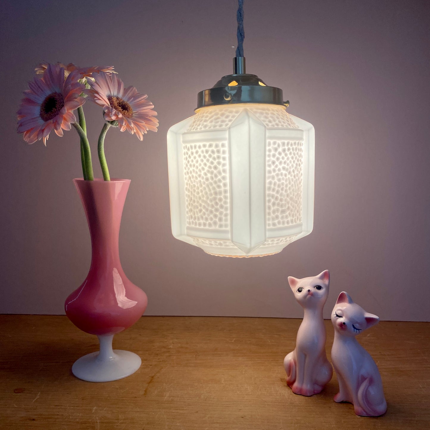 Suspension globe vintage art déco en opaline rose pâle.