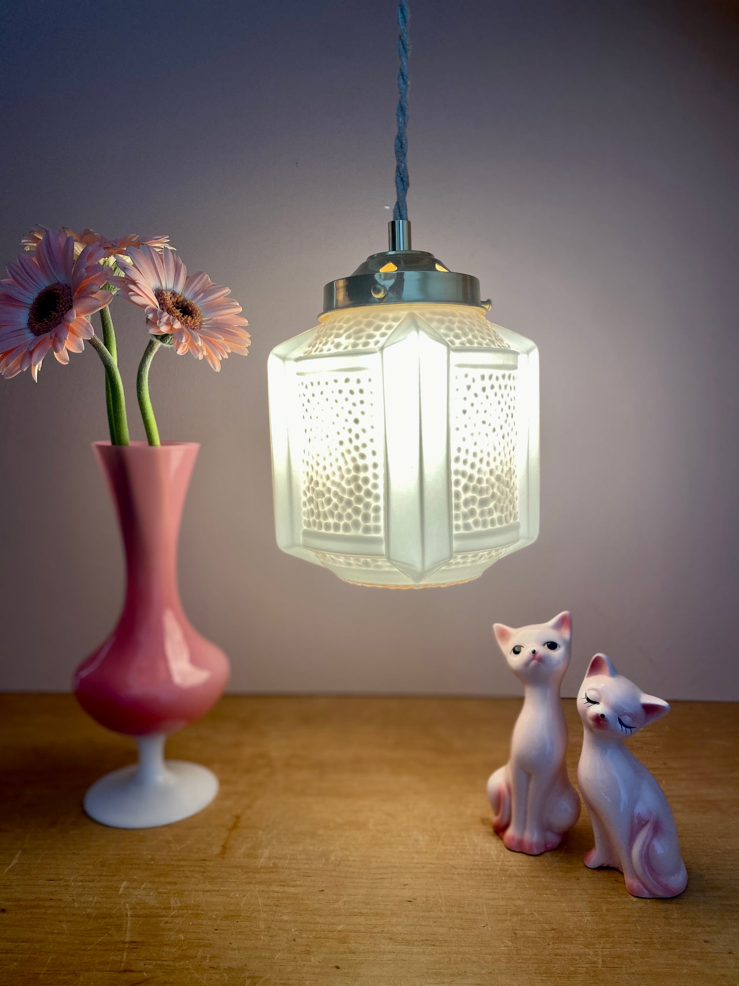 Suspension globe vintage art déco en opaline rose pâle.