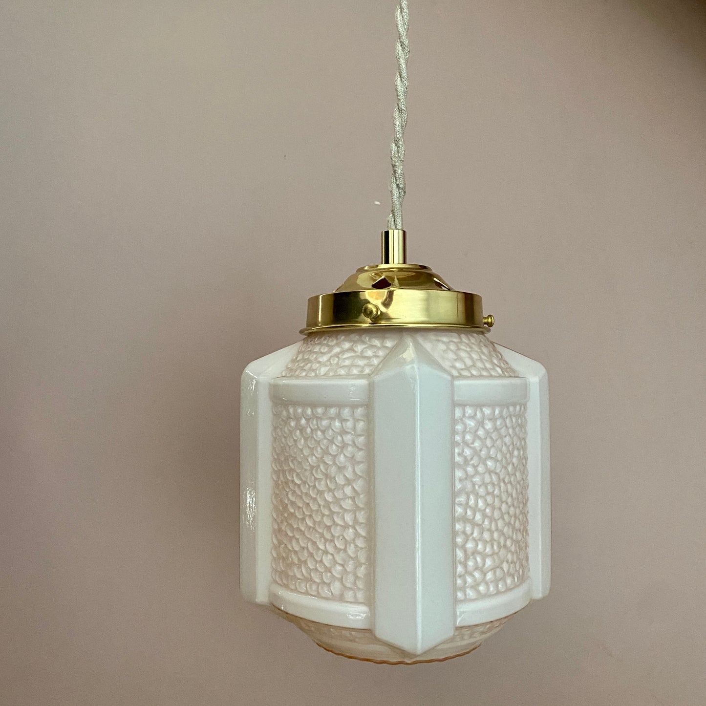 Suspension globe vintage art déco en opaline rose pâle.