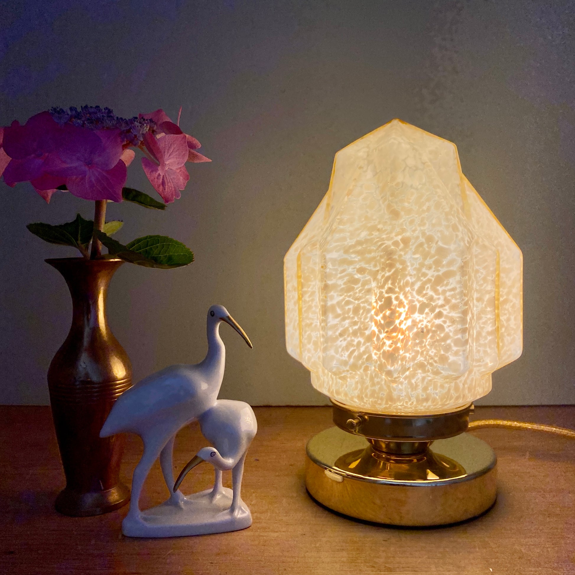 Lampe à poser globe vintage art déco en verre de Clichy jaune Lampe à poser globe vintage art déco en verre de Clichy jaune