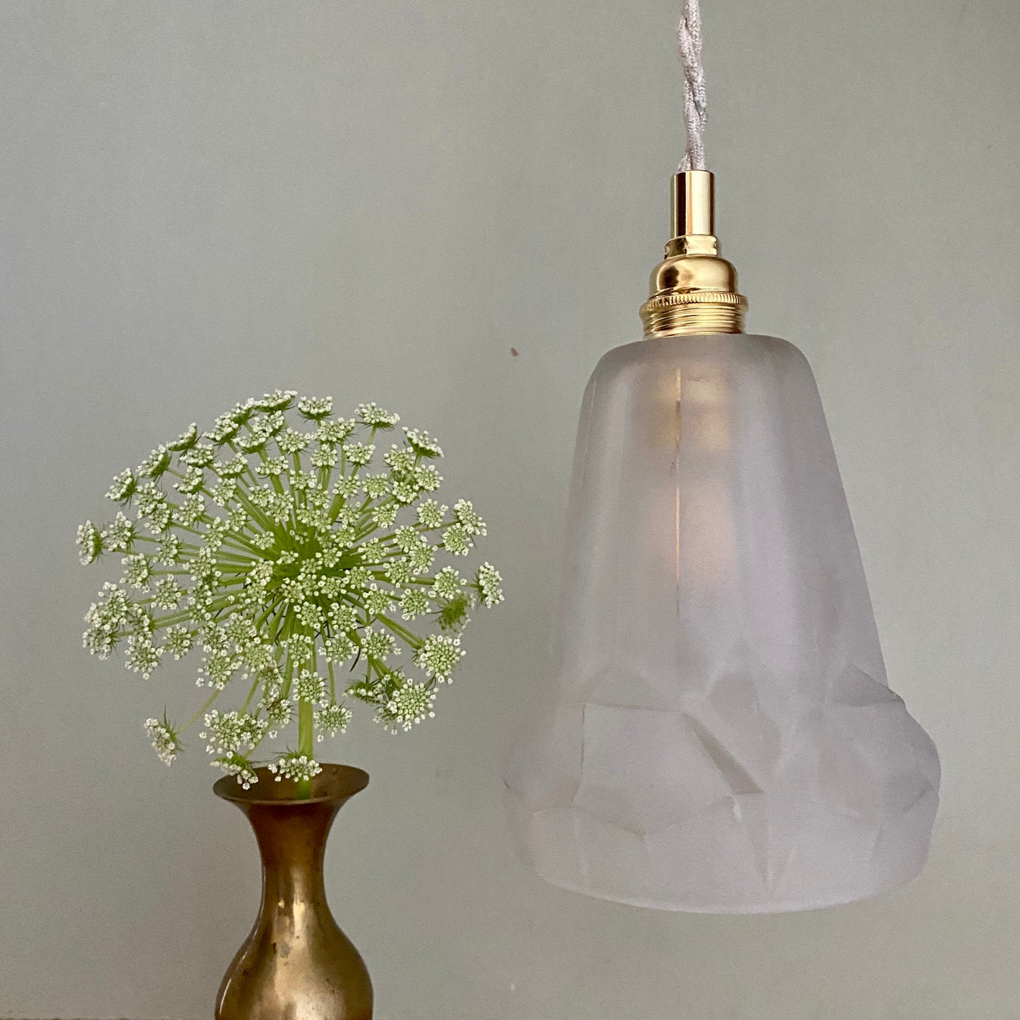 Suspension tulipe vintage art déco en verre dépoli