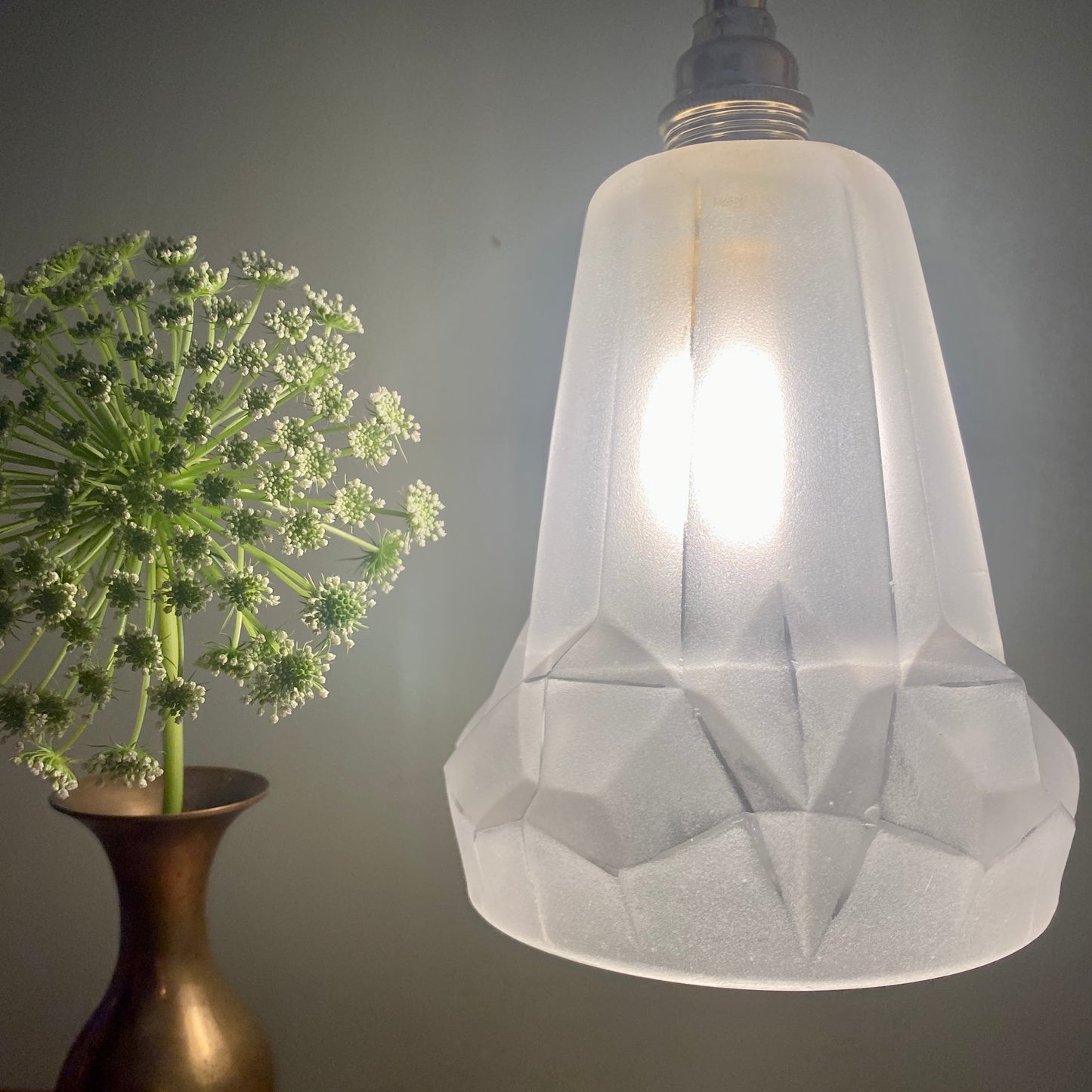 Suspension tulipe vintage art déco en verre dépoli