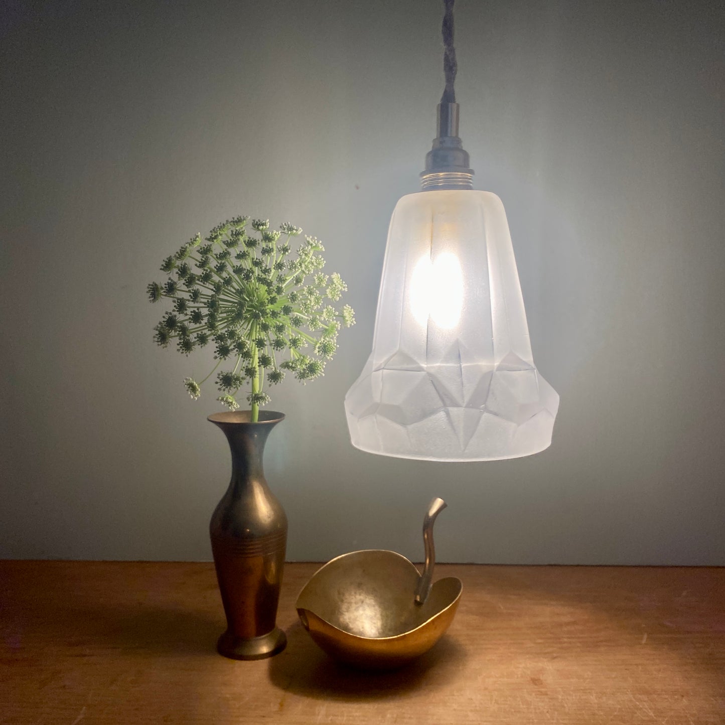 Suspension tulipe vintage art déco en verre dépoli