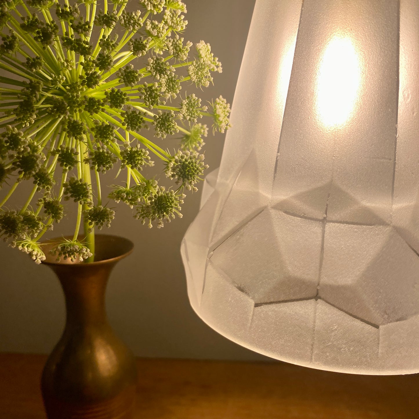 Suspension tulipe vintage art déco en verre dépoli