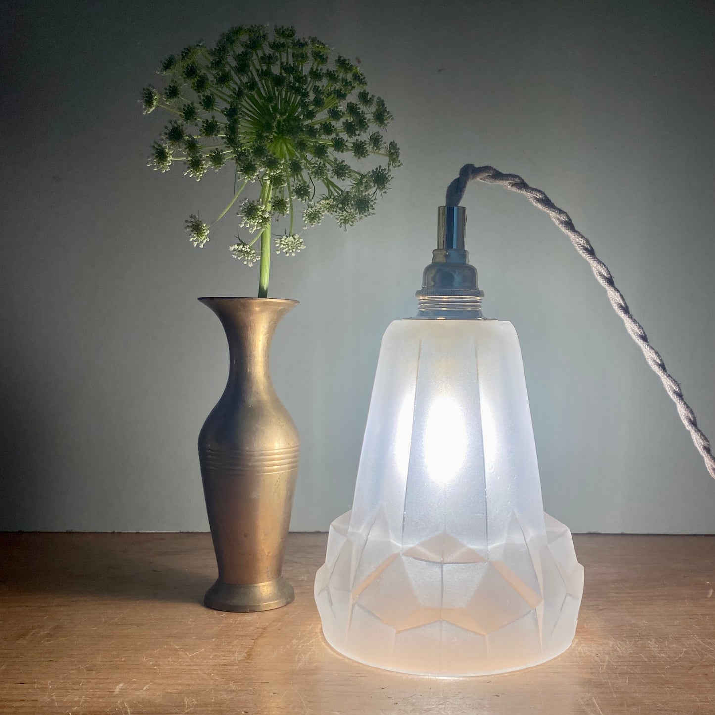 Suspension tulipe vintage art déco en verre dépoli