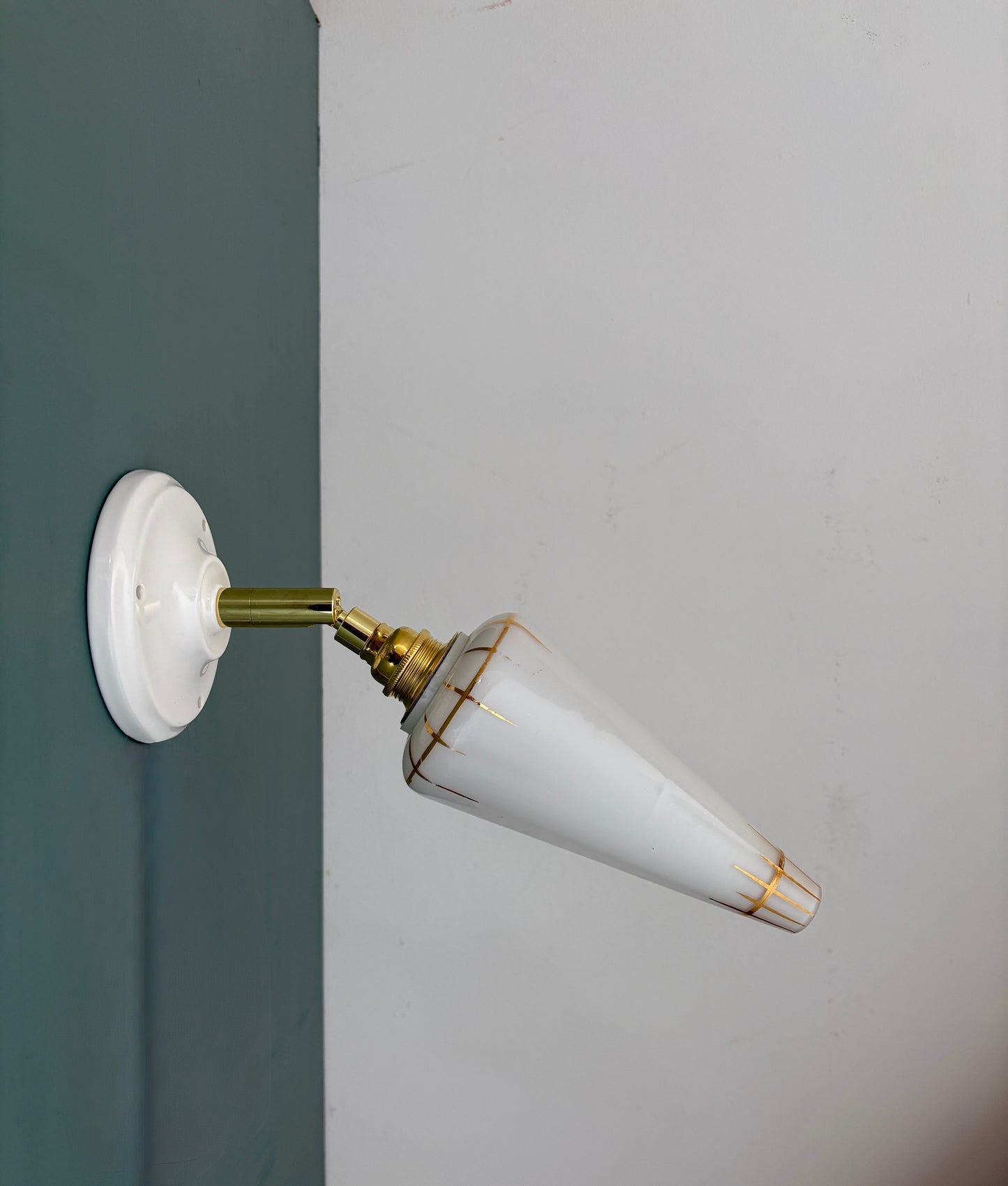 Applique tulipe vintage en opaline blanche et dorée