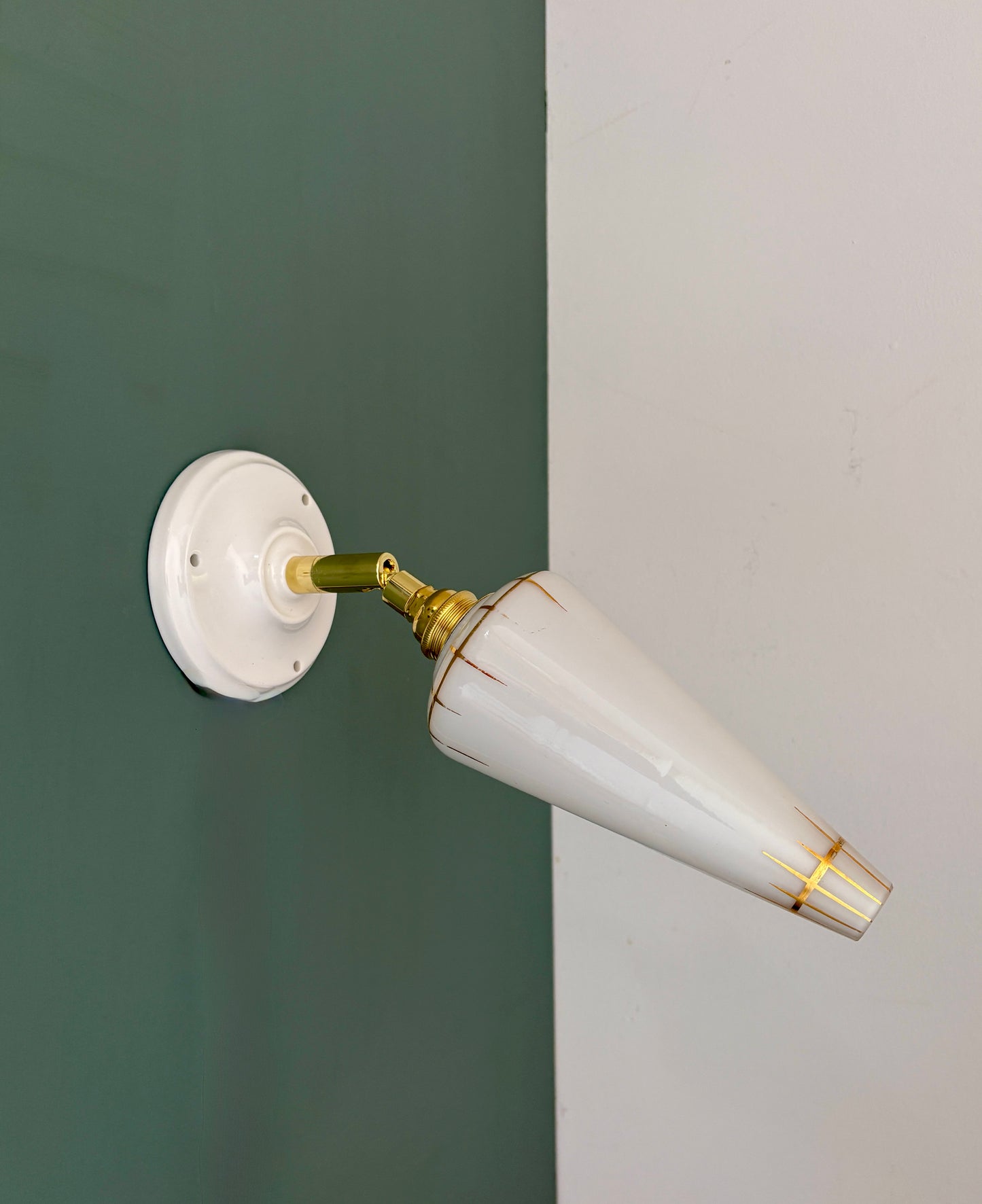 Applique tulipe vintage en opaline blanche et dorée