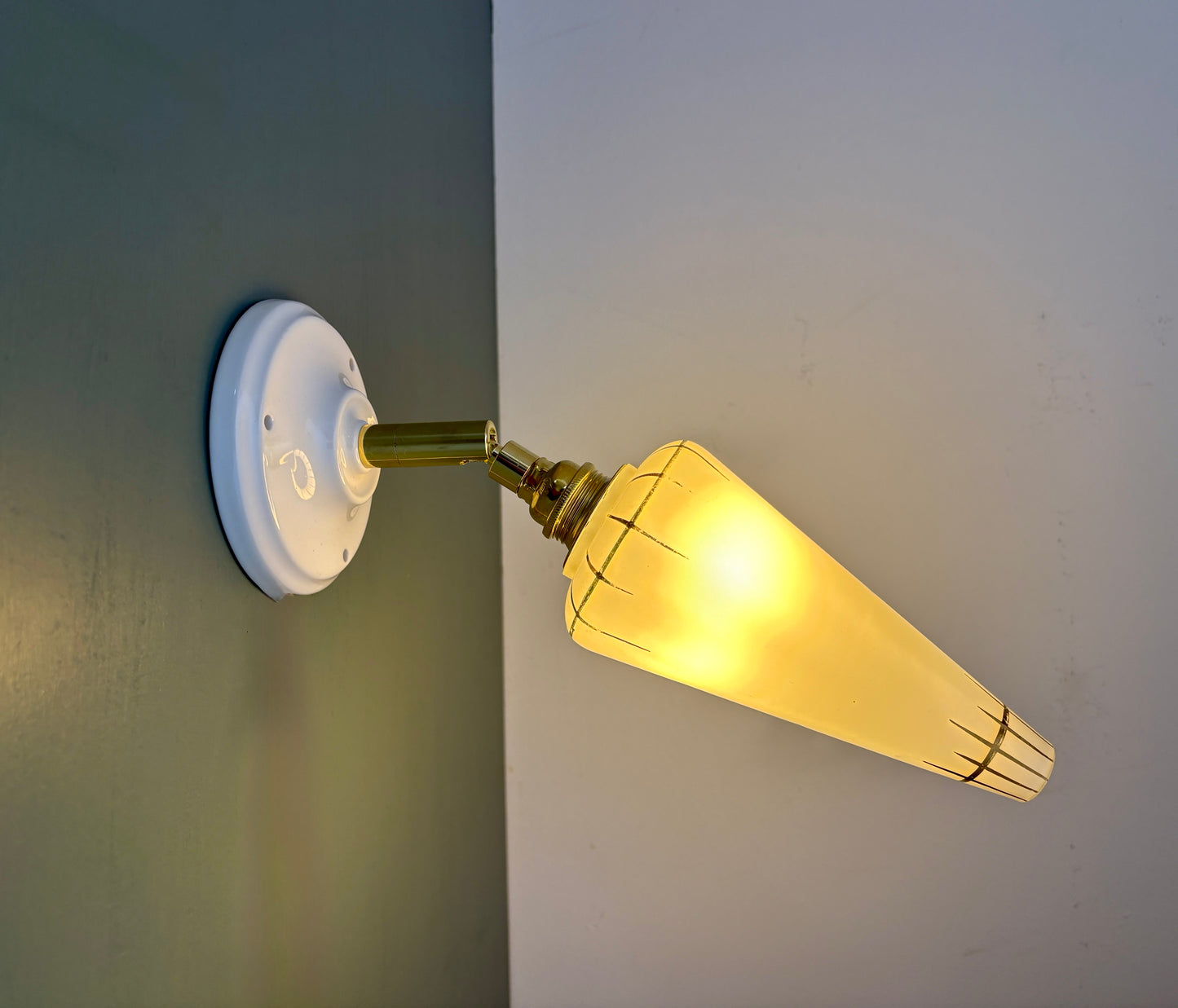 Applique tulipe vintage en opaline blanche et dorée