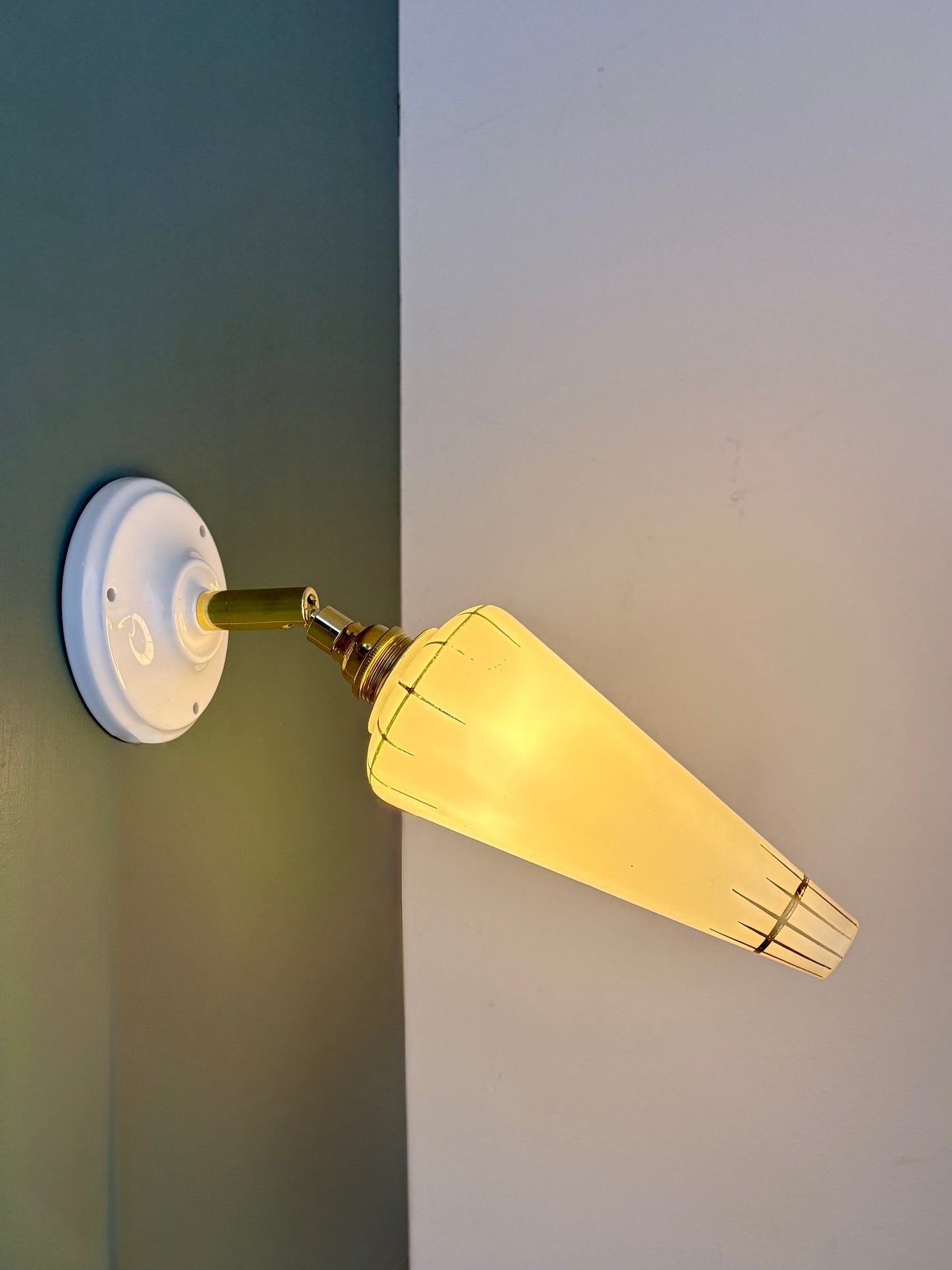 Applique tulipe vintage en opaline blanche et dorée