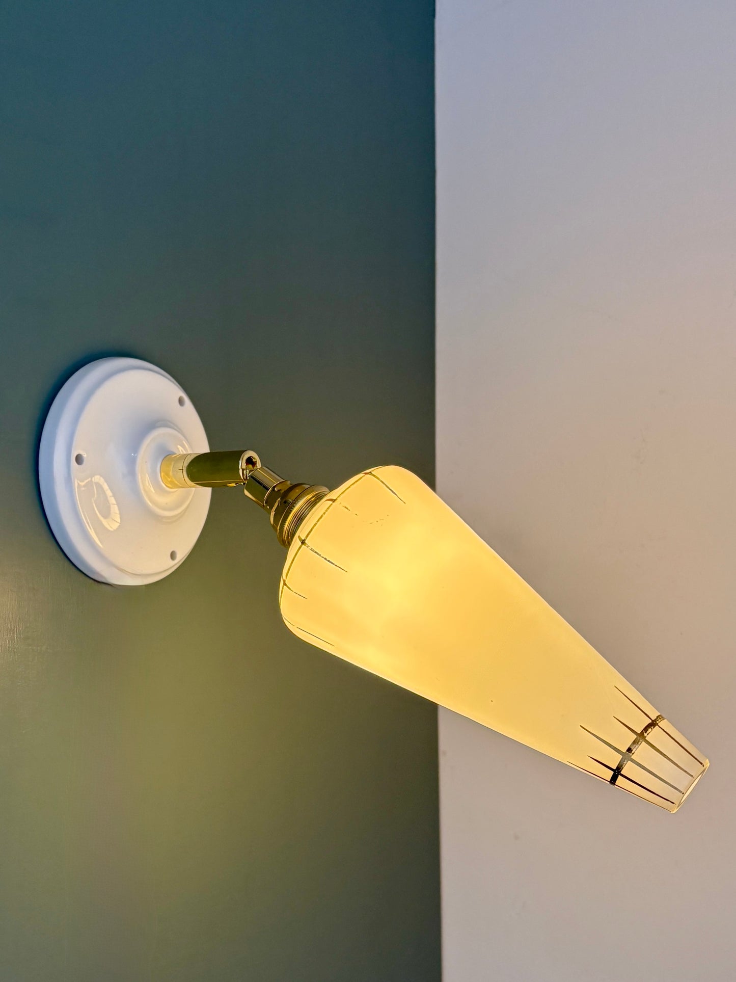 Applique tulipe vintage en opaline blanche et dorée