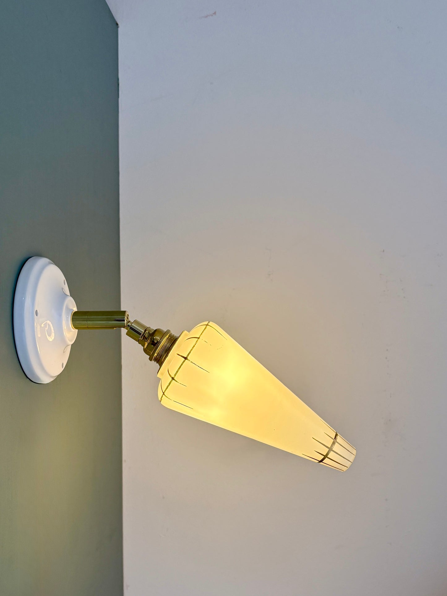 Applique tulipe vintage en opaline blanche et dorée