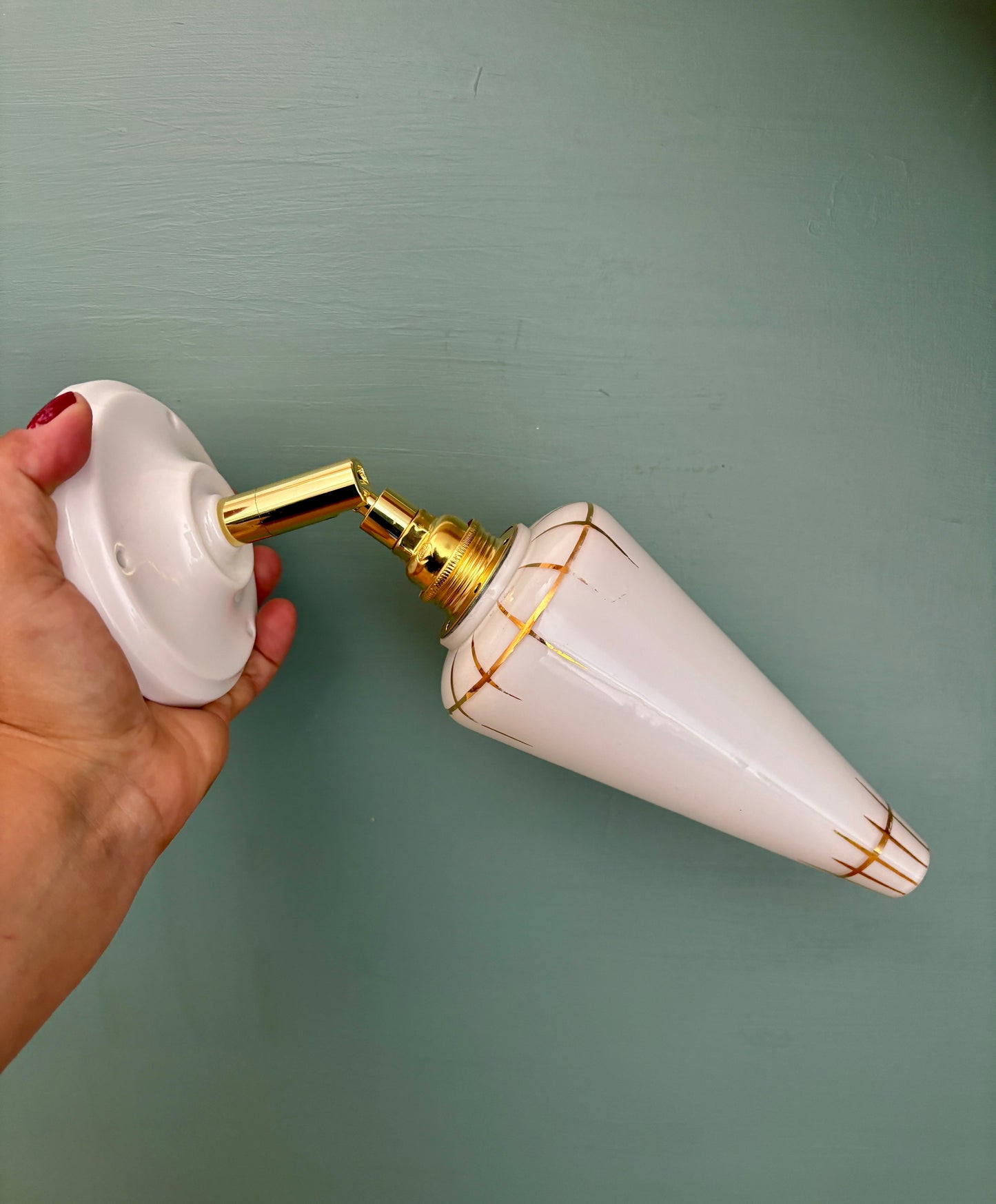 Applique tulipe vintage en opaline blanche et dorée