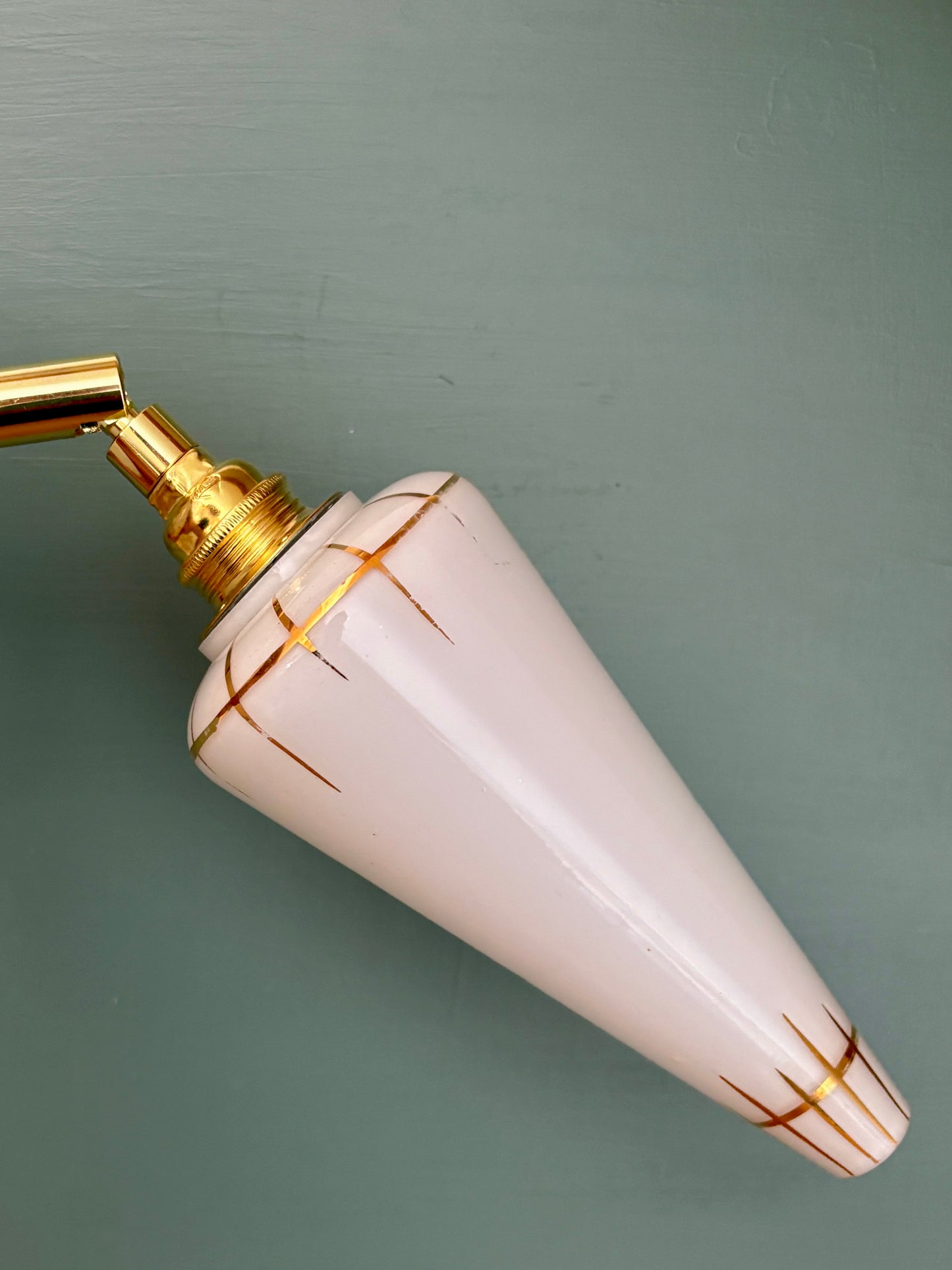 Applique tulipe vintage en opaline blanche et dorée