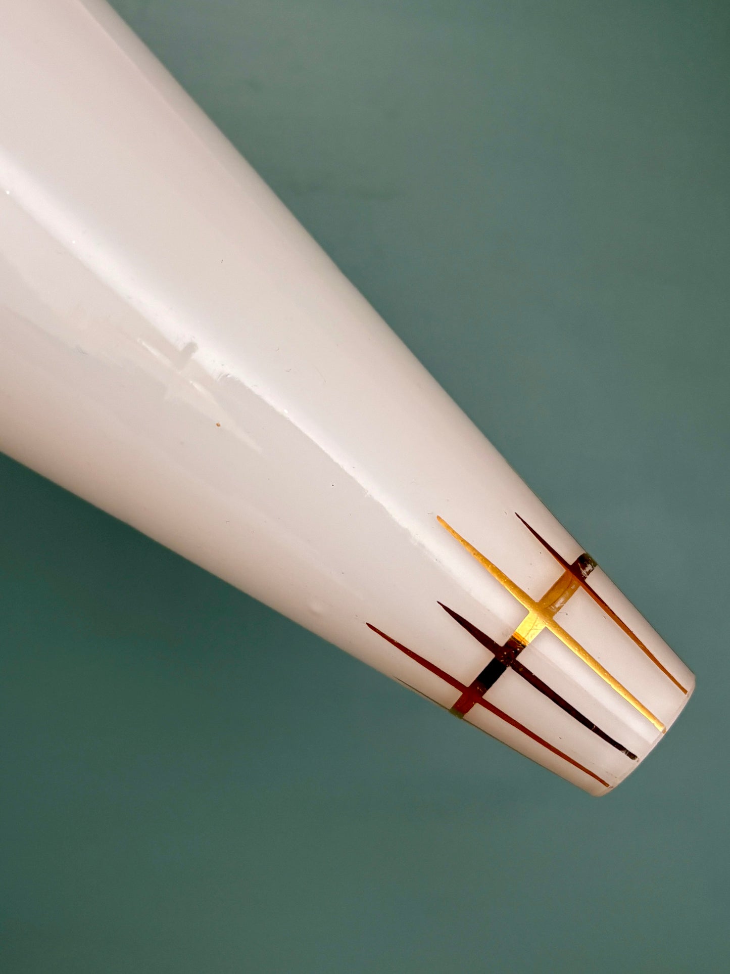 Applique tulipe vintage en opaline blanche et dorée