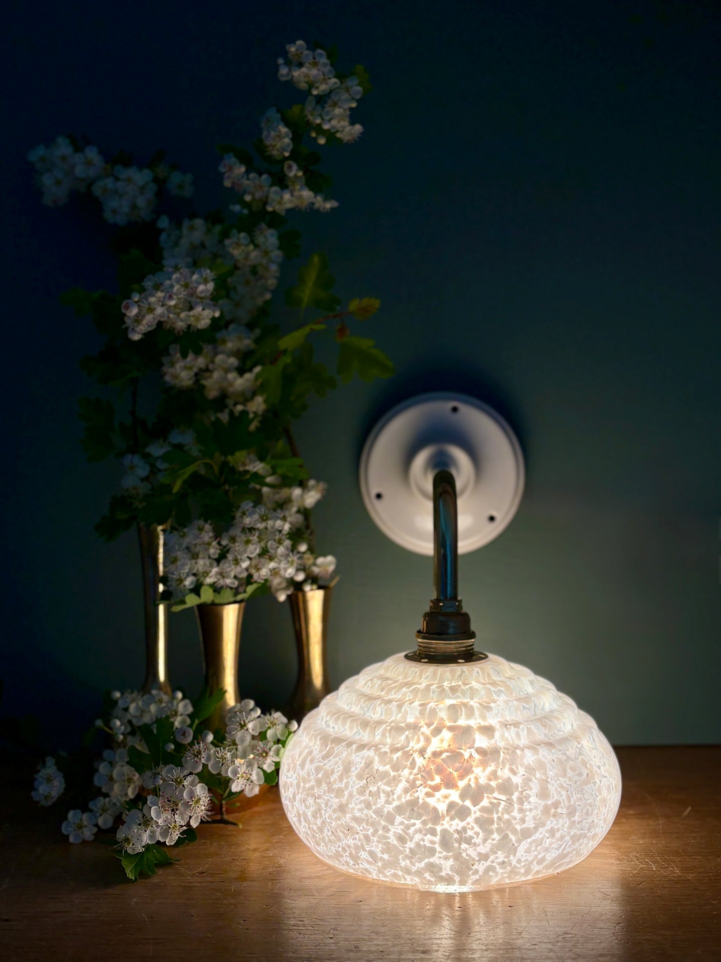 Applique coudée abat-jour vintage en verre de Clichy blanc (BET1)
