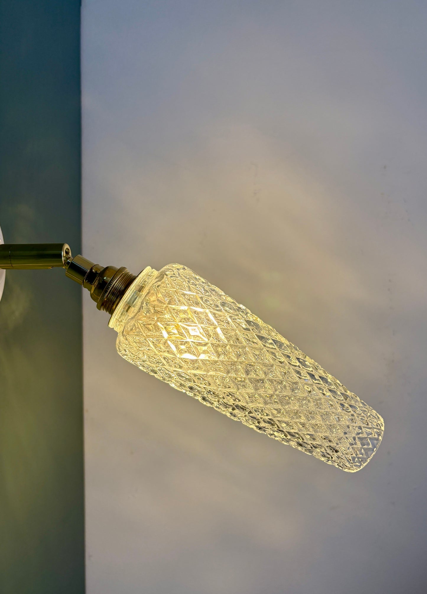 Applique tulipe vintage en verre moulé transparent