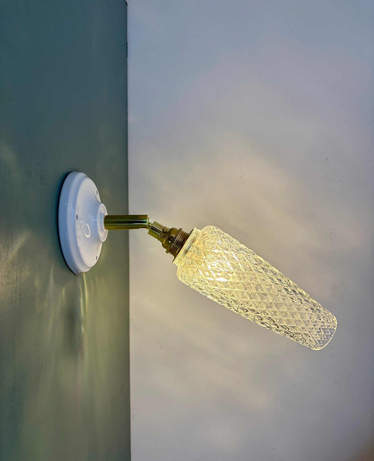 Applique tulipe vintage en verre moulé transparent