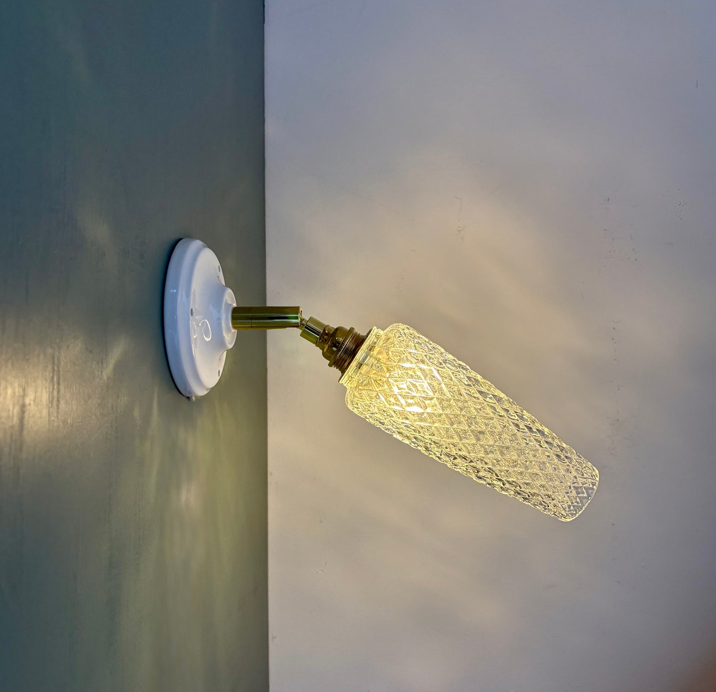 Applique tulipe vintage en verre moulé transparent