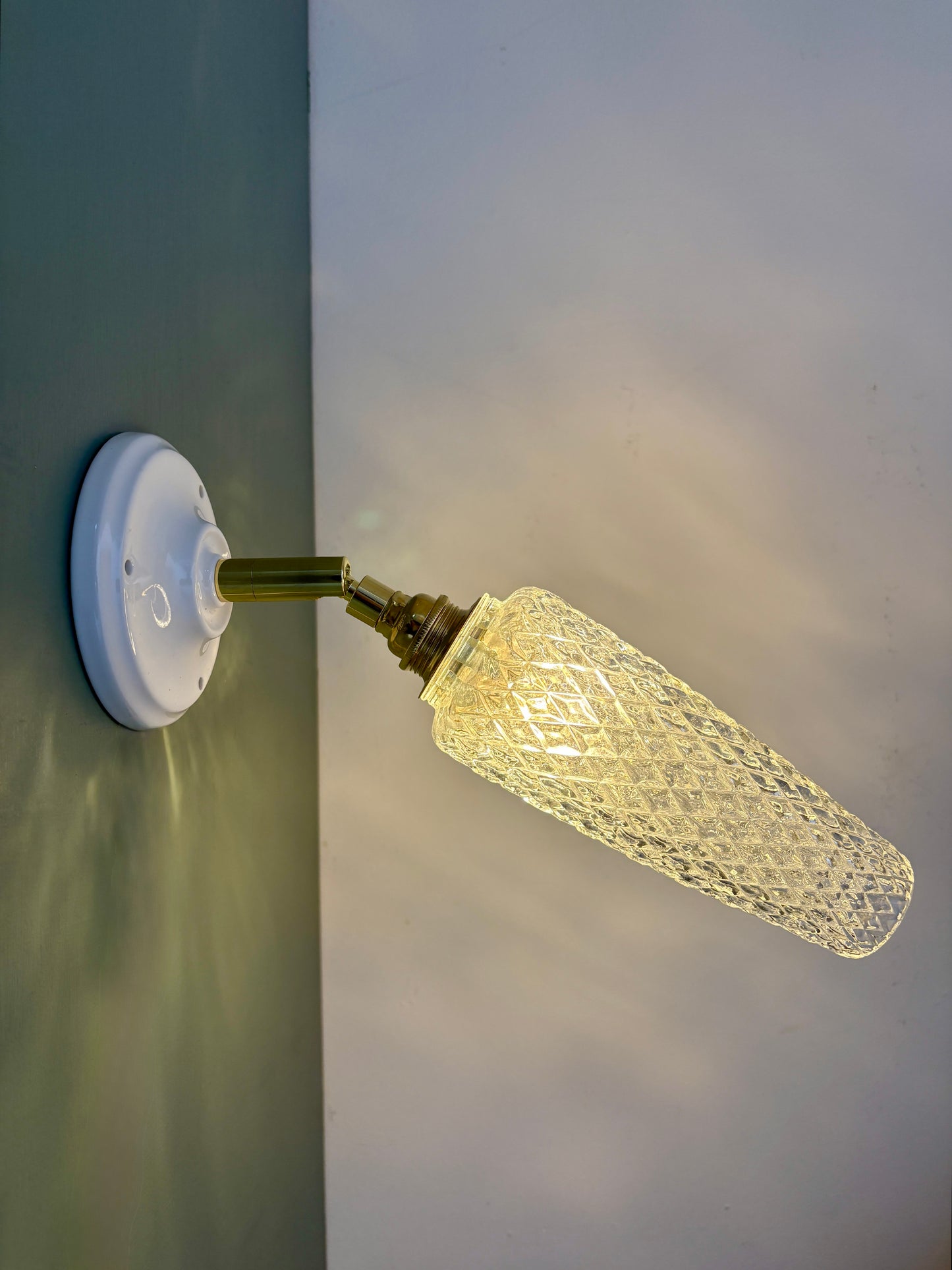 Applique tulipe vintage en verre moulé transparent