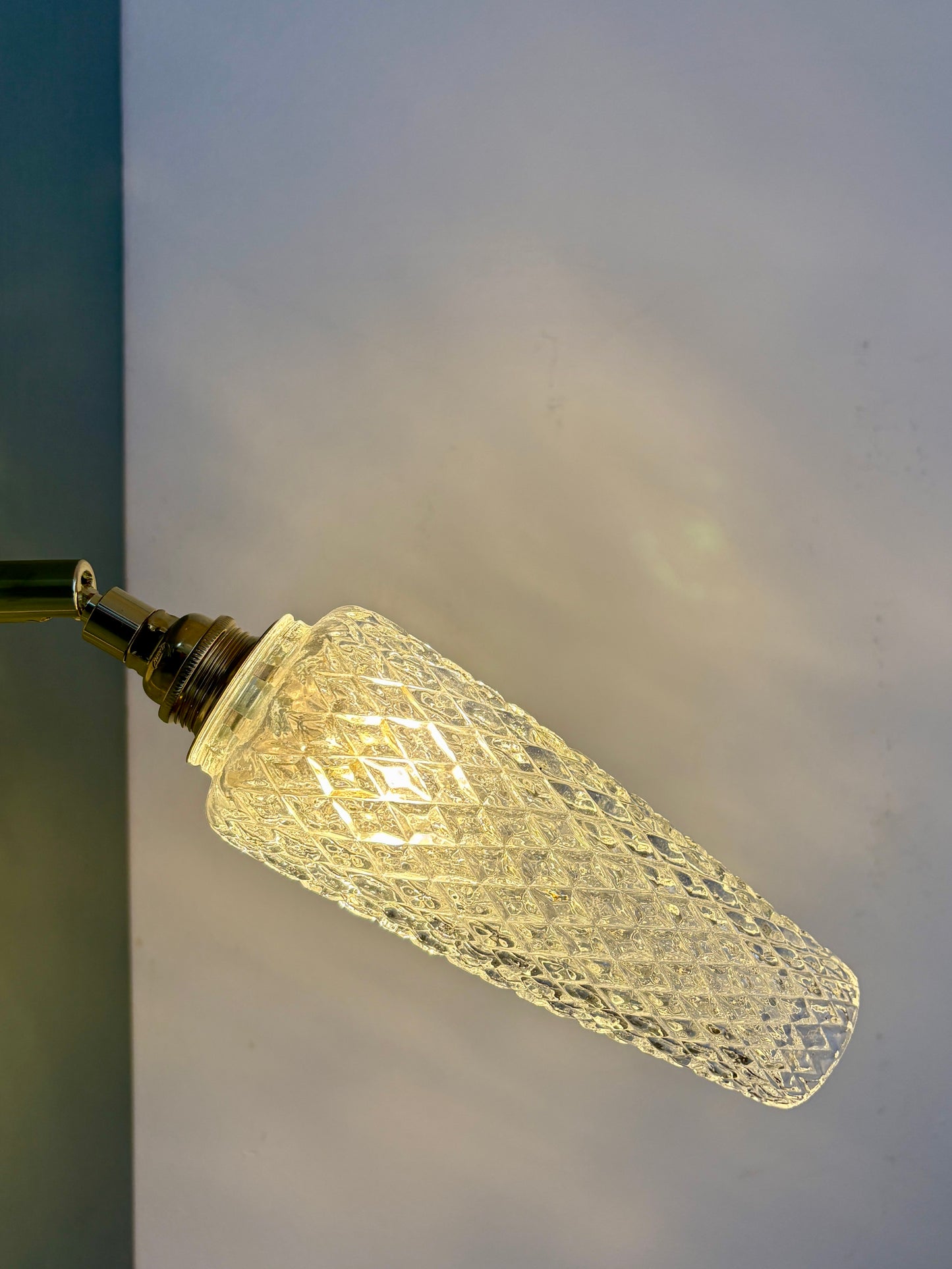 Applique tulipe vintage en verre moulé transparent