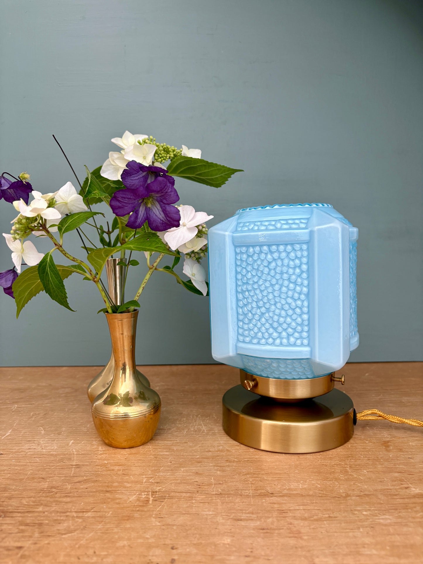 Lampe à poser globe vintage art déco en opaline bleue